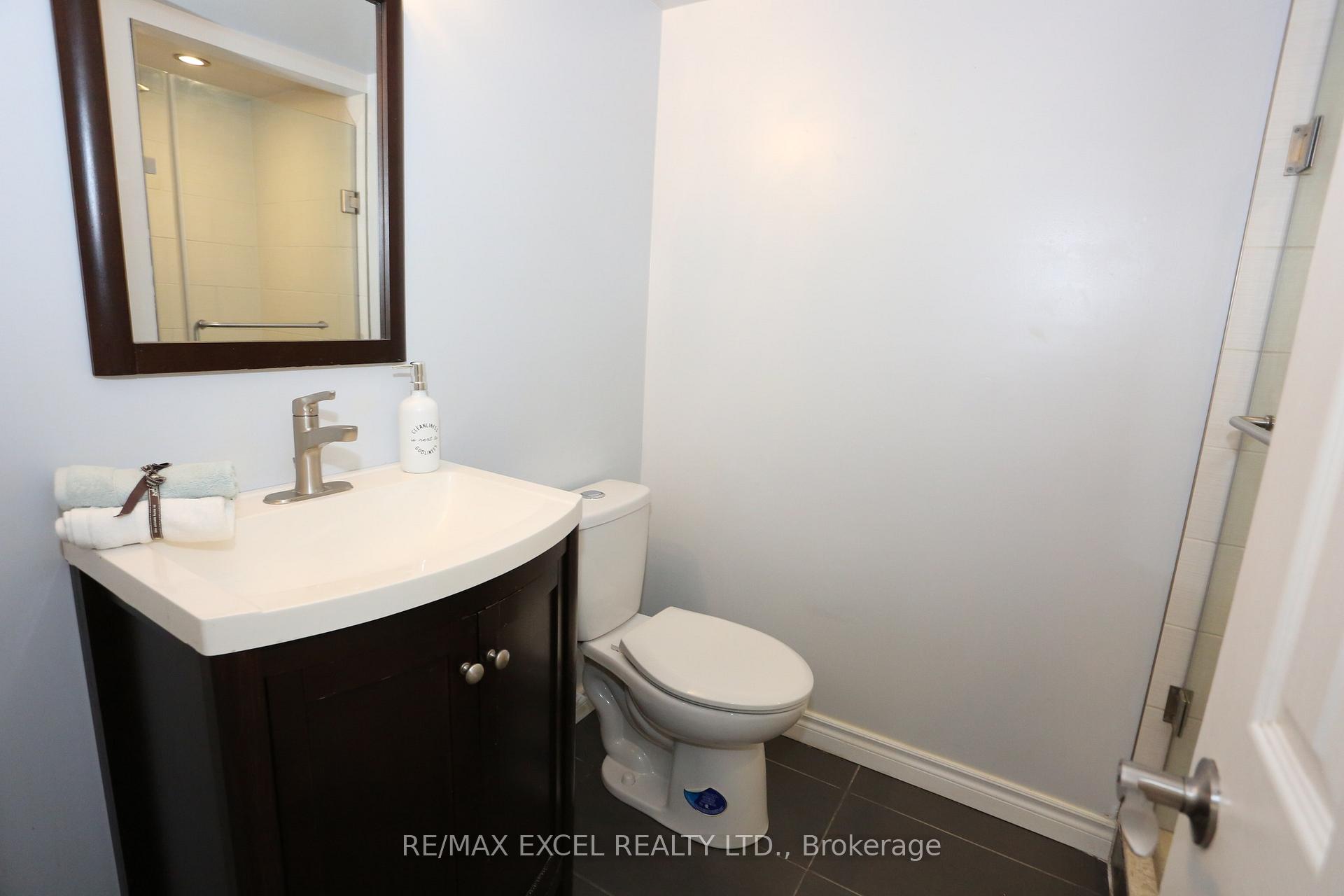 2 Bedrooms Condo at 38 Hollywood, Toronto For sale