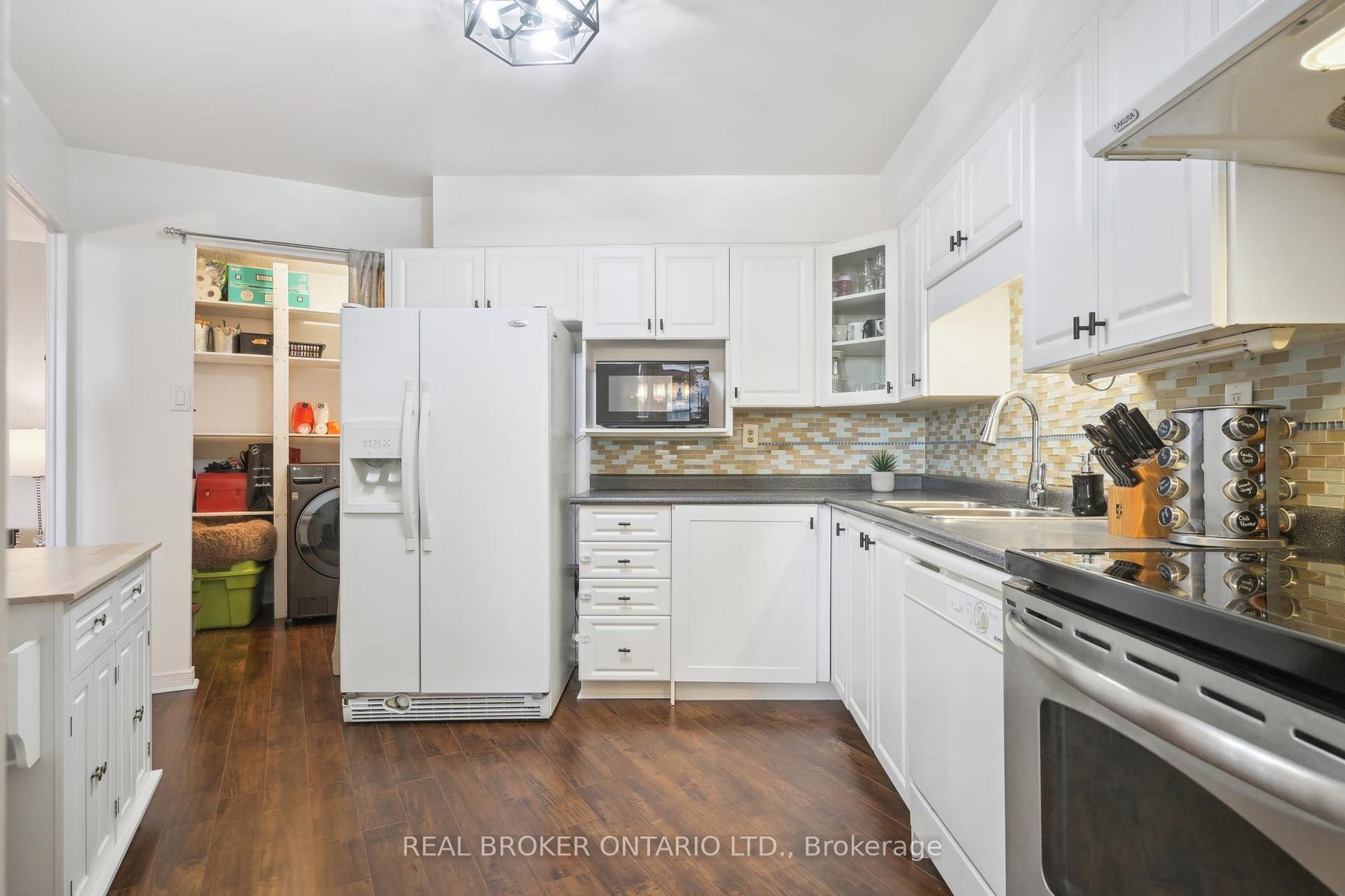 2 Bedrooms Condo at 451 The West Mall, Toronto For sale