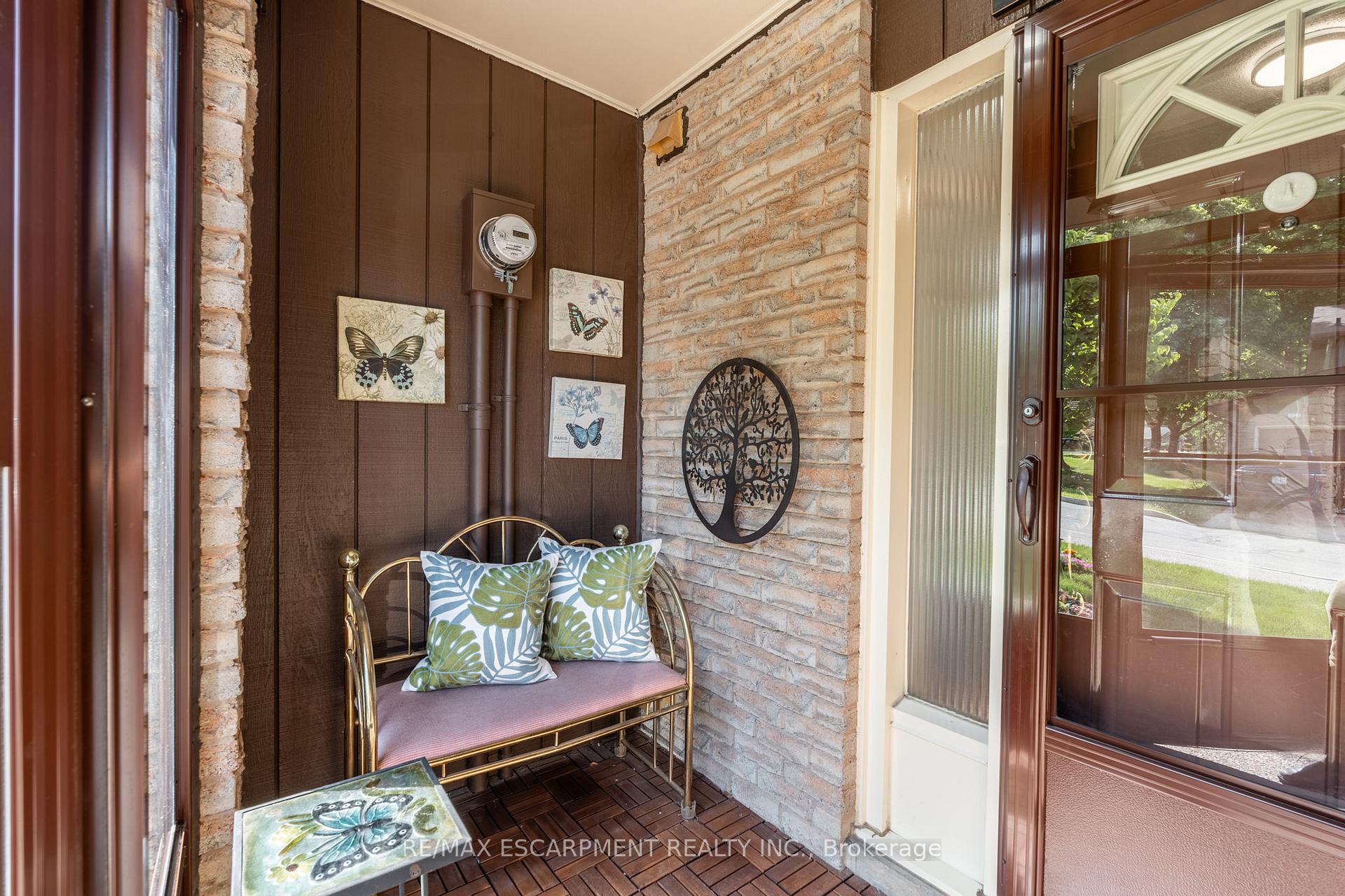 3 Bedrooms Condo at 2301 Cavendish, Burlington For sale