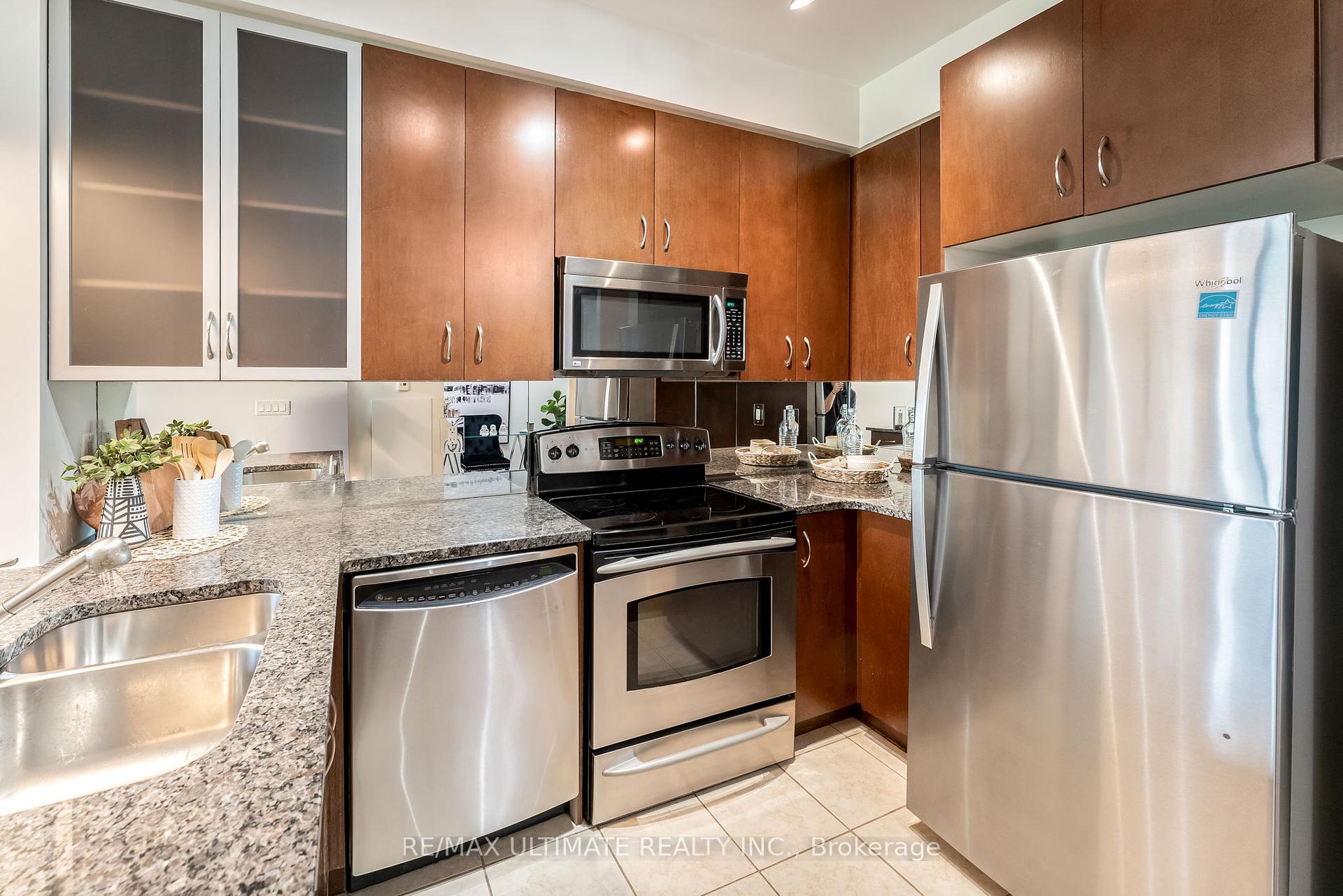 2 Bedrooms Condo at 18 Yorkville, Toronto For sale