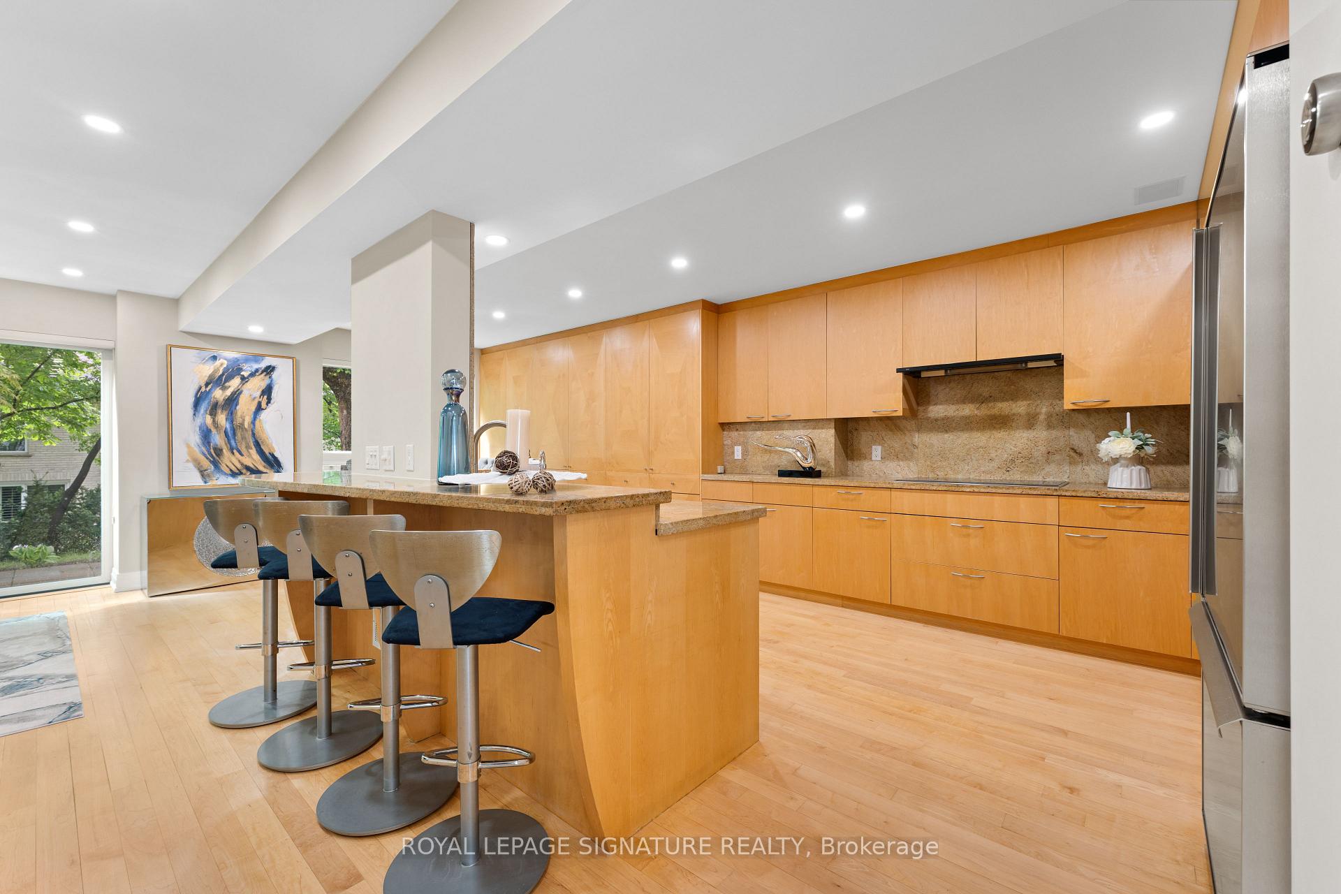 4 Bedrooms Condo at 96 Crimson Mill, Toronto For sale