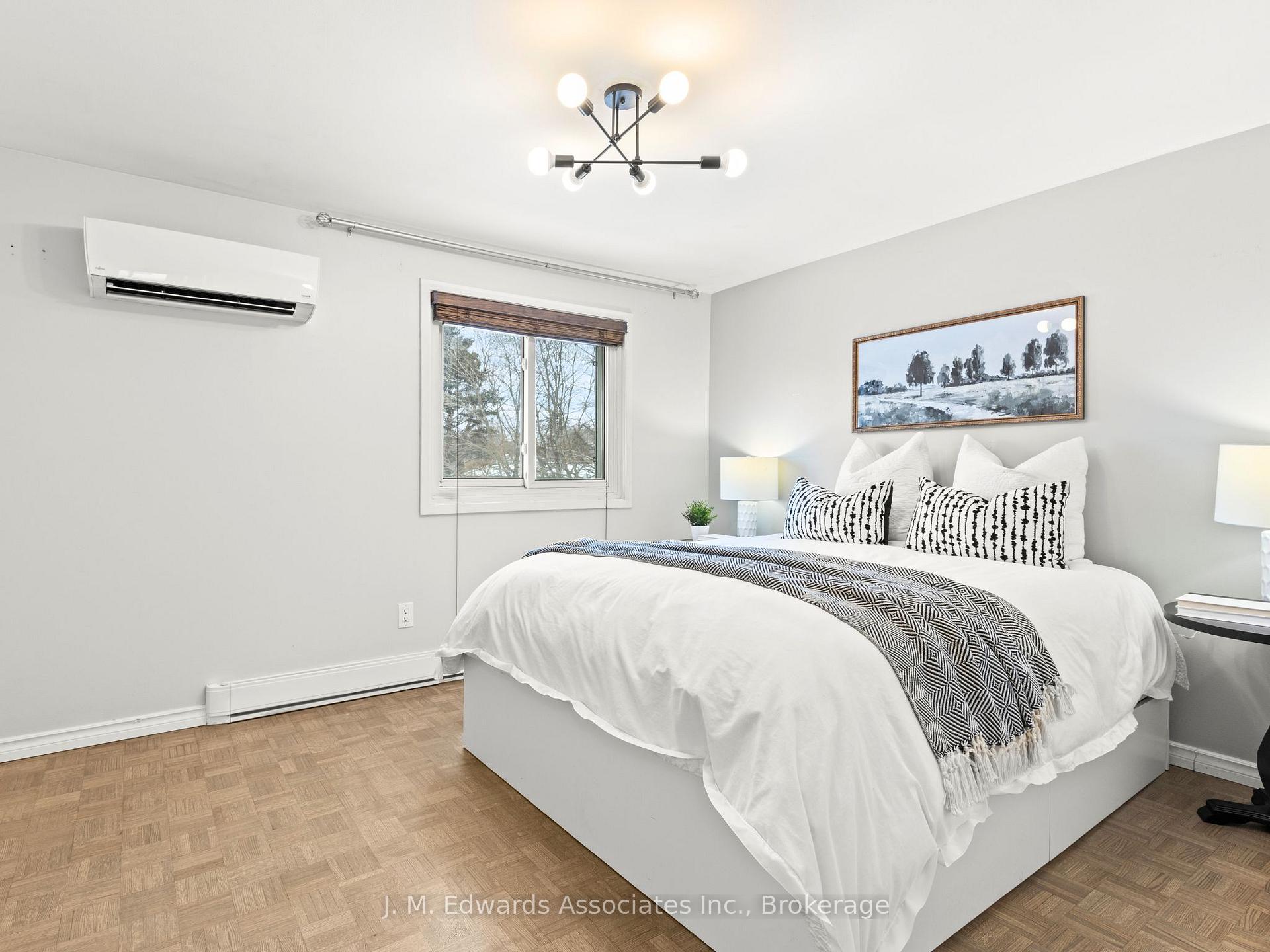 3 Bedrooms Condo at 61 Sarah,  Oakville For sale