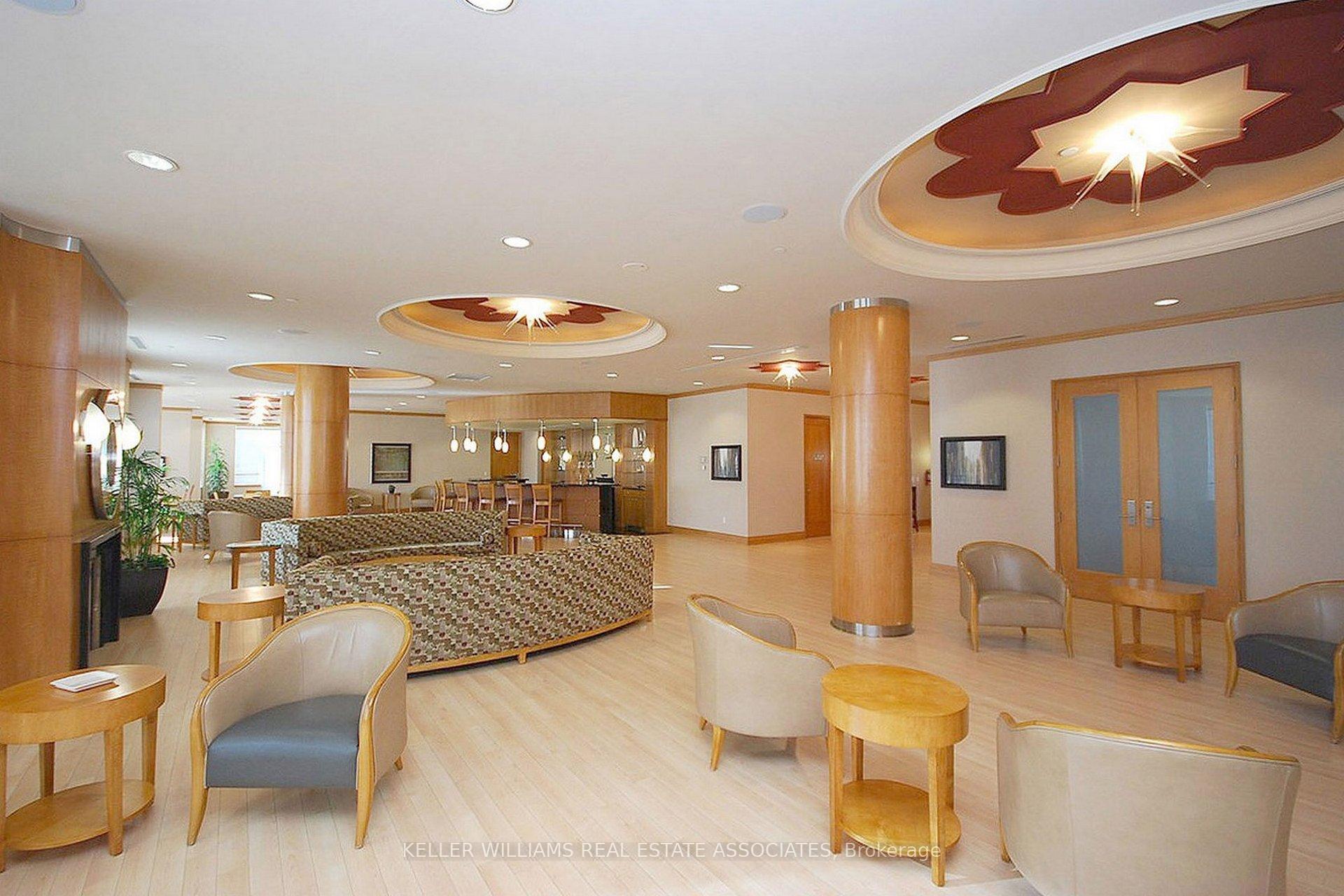 2 Bedrooms Condo at 35 Viking, Toronto For sale