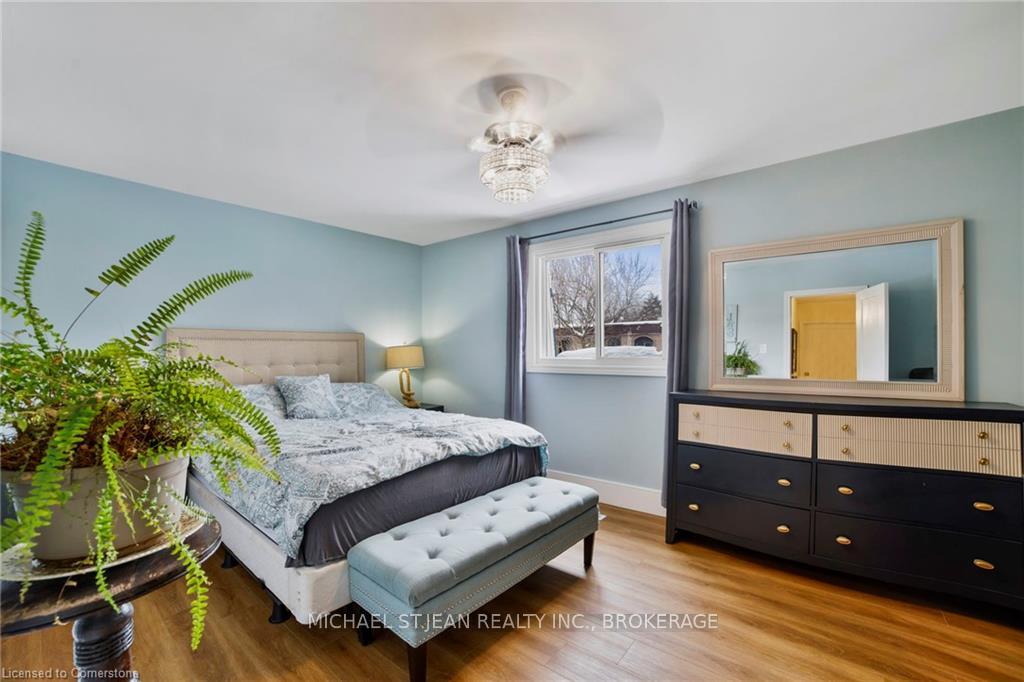 2 Bedrooms Condo at 621 Francis, Burlington For sale