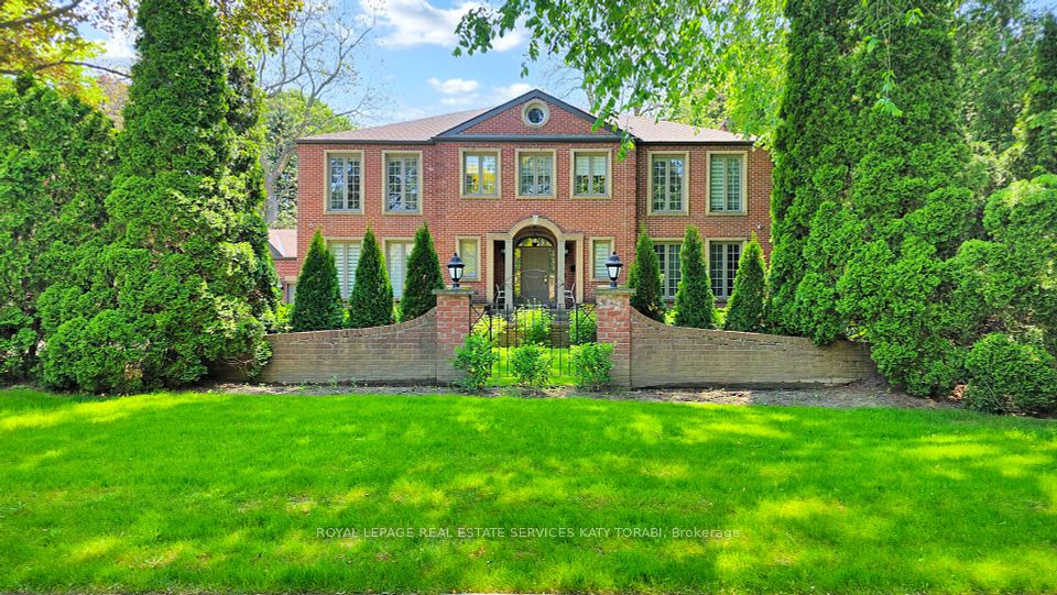 21 Forest Heights Boulevard, Toronto, ON M2L 1G4