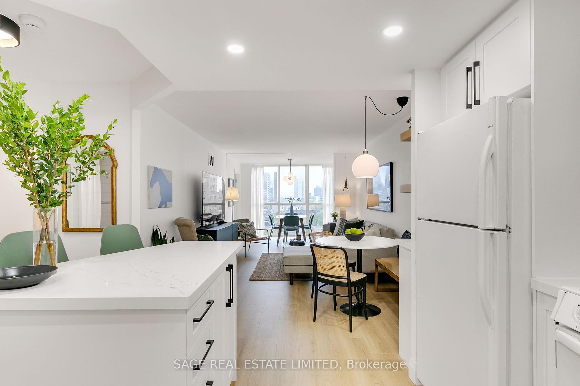 2 Bedrooms Condo at 15 Maitland, Toronto For sale