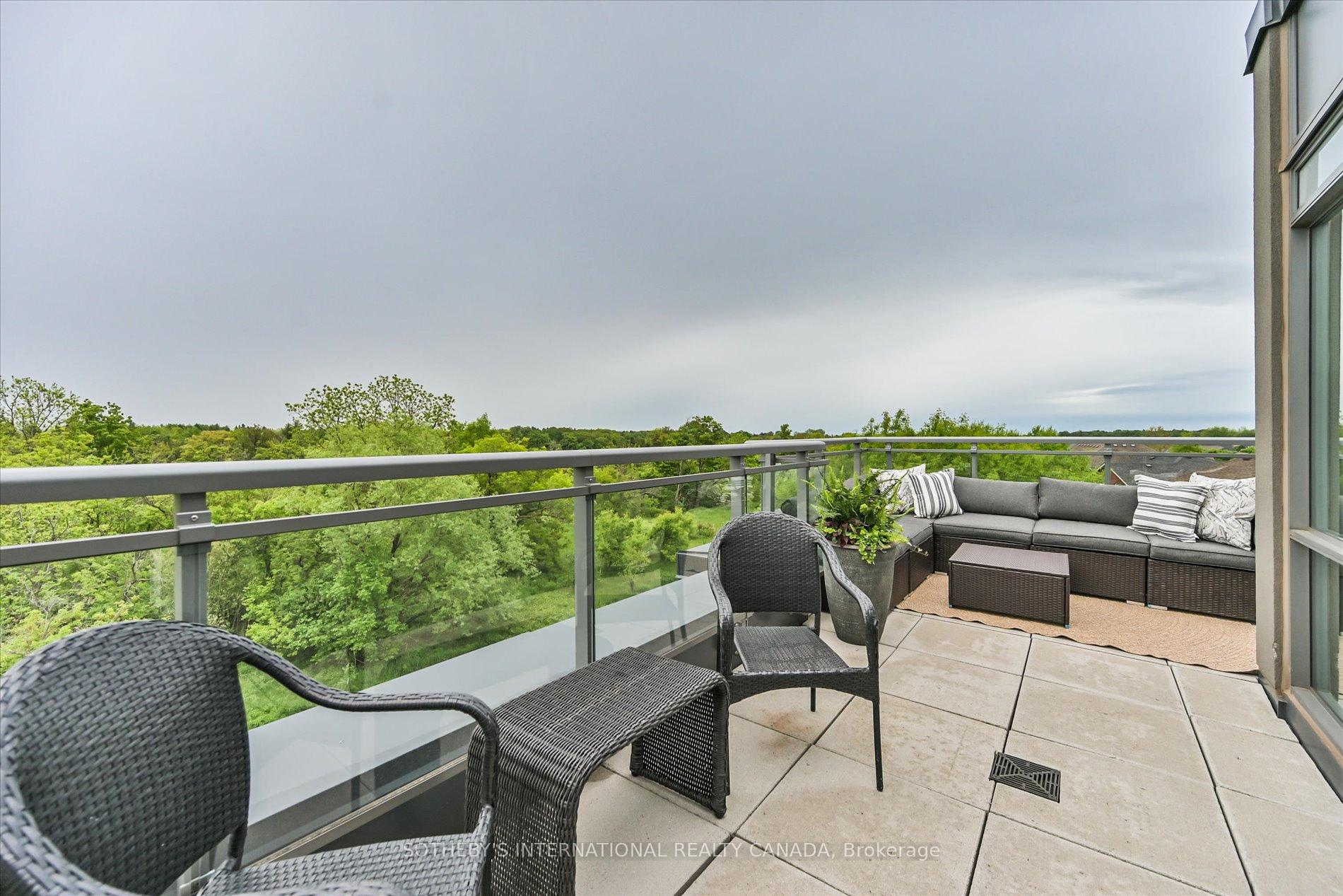 2 Bedrooms Condo at 5260 Dundas, Burlington For sale