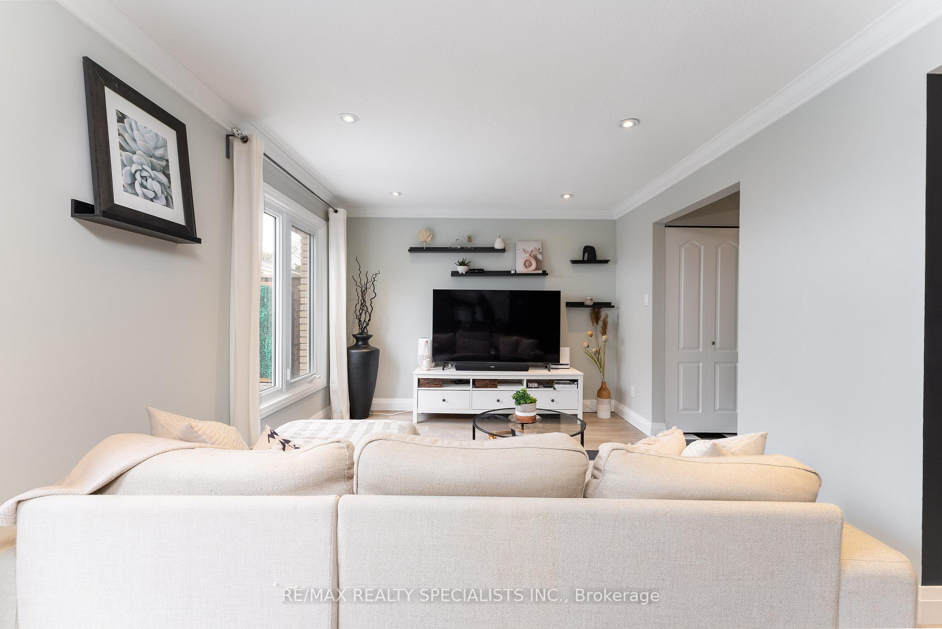 4 Bedrooms Condo at 2230 Upper Middle, Burlington For sale