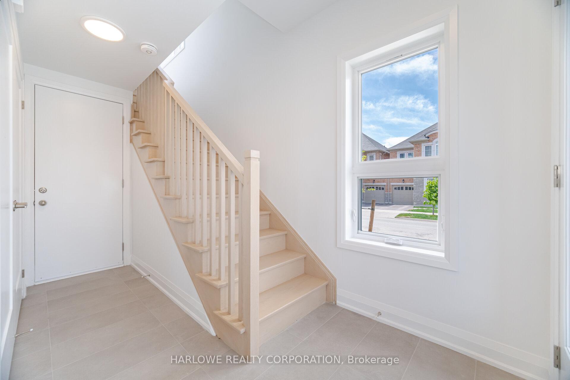 3 Bedrooms Condo at 274 Ironside, Oakville For sale