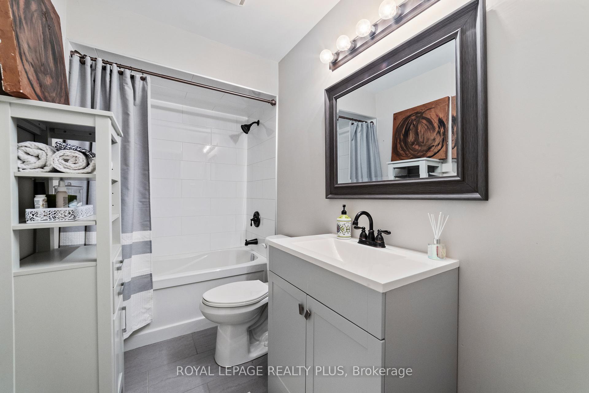 3 Bedrooms Condo at 928 Queen, Mississauga For sale