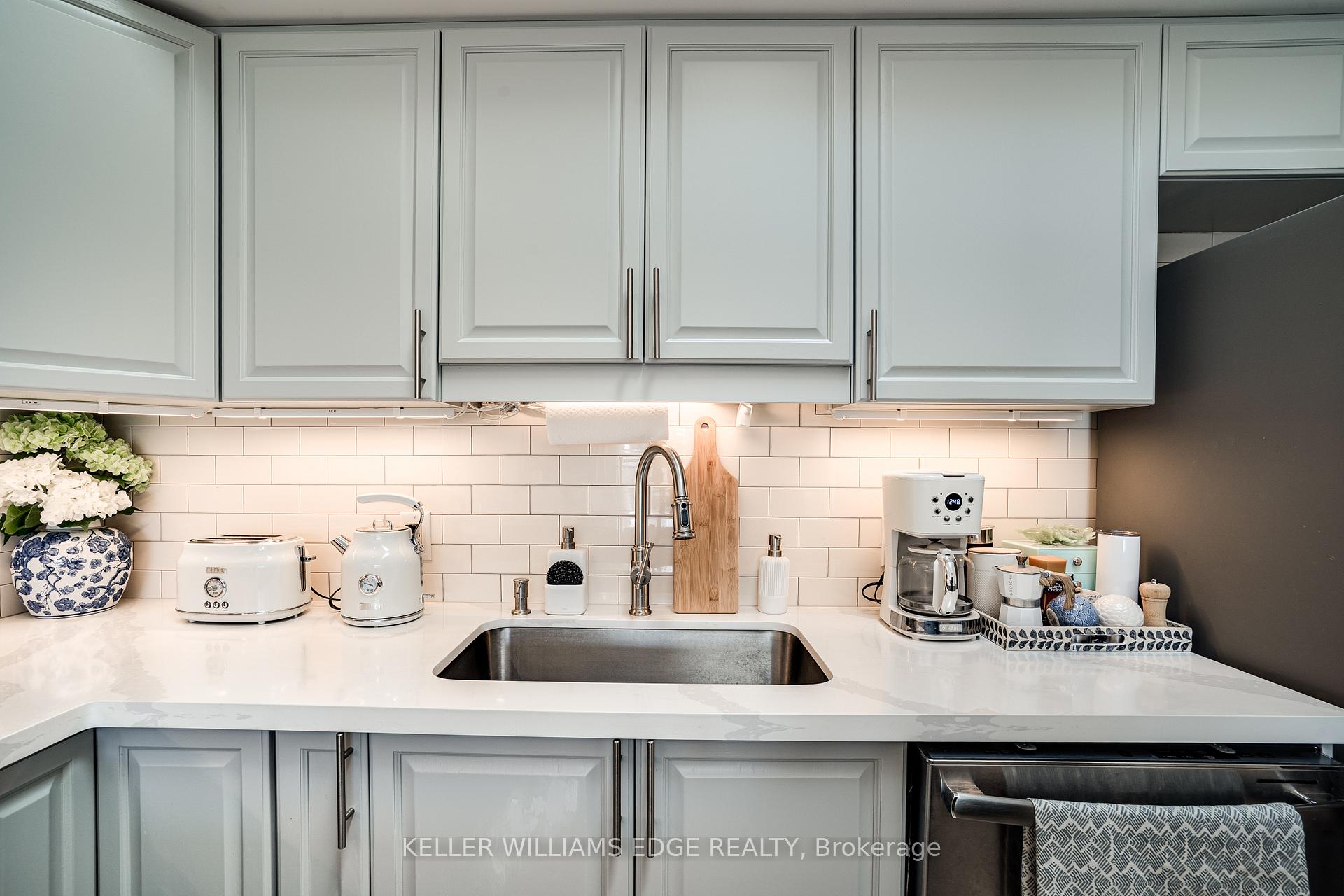 2 Bedrooms Condo at 170 Rockhaven,  Hamilton For sale