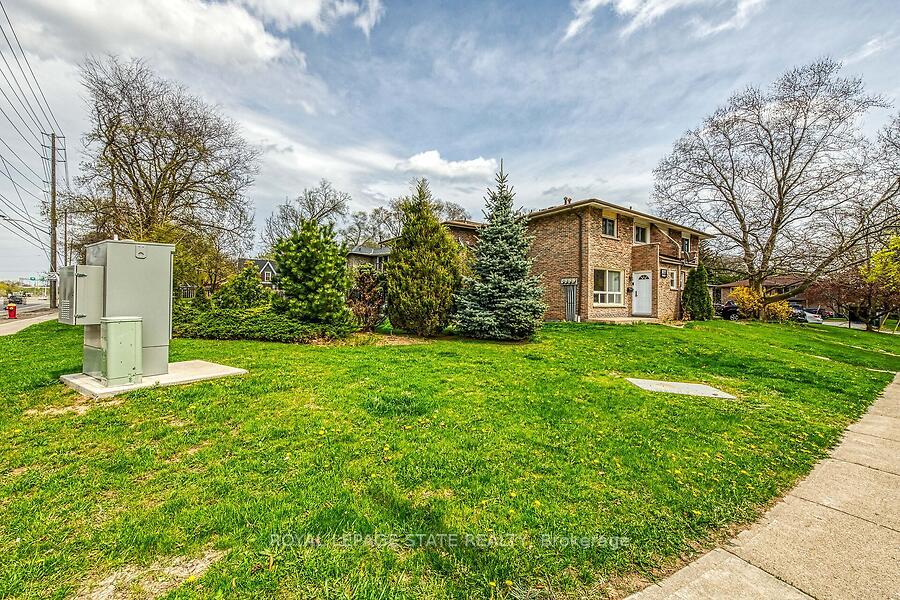 3 Bedrooms Condo at 977 Francis,  Burlington For sale