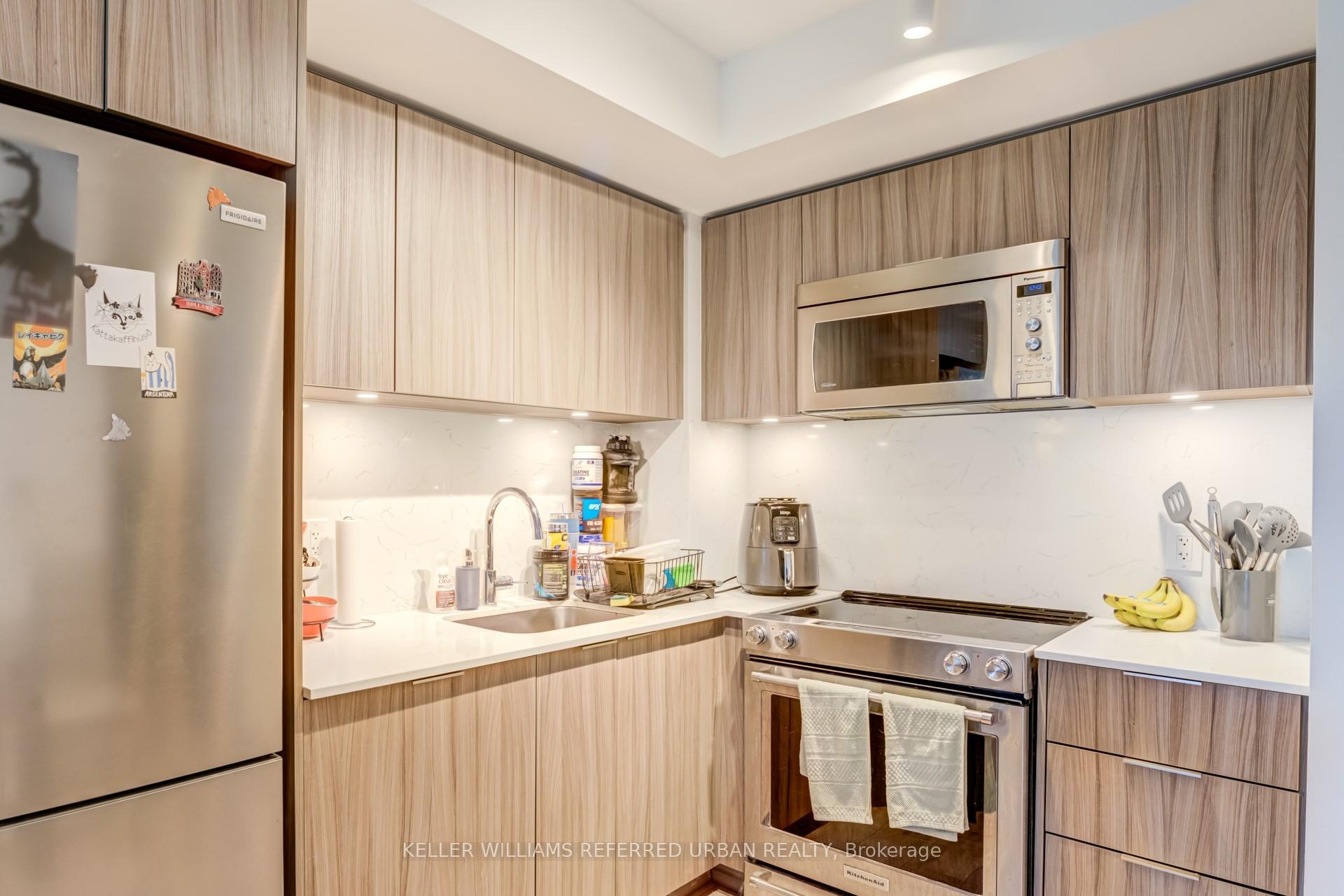 2 Bedrooms Condo at 30 Samuel Wood, Toronto For sale