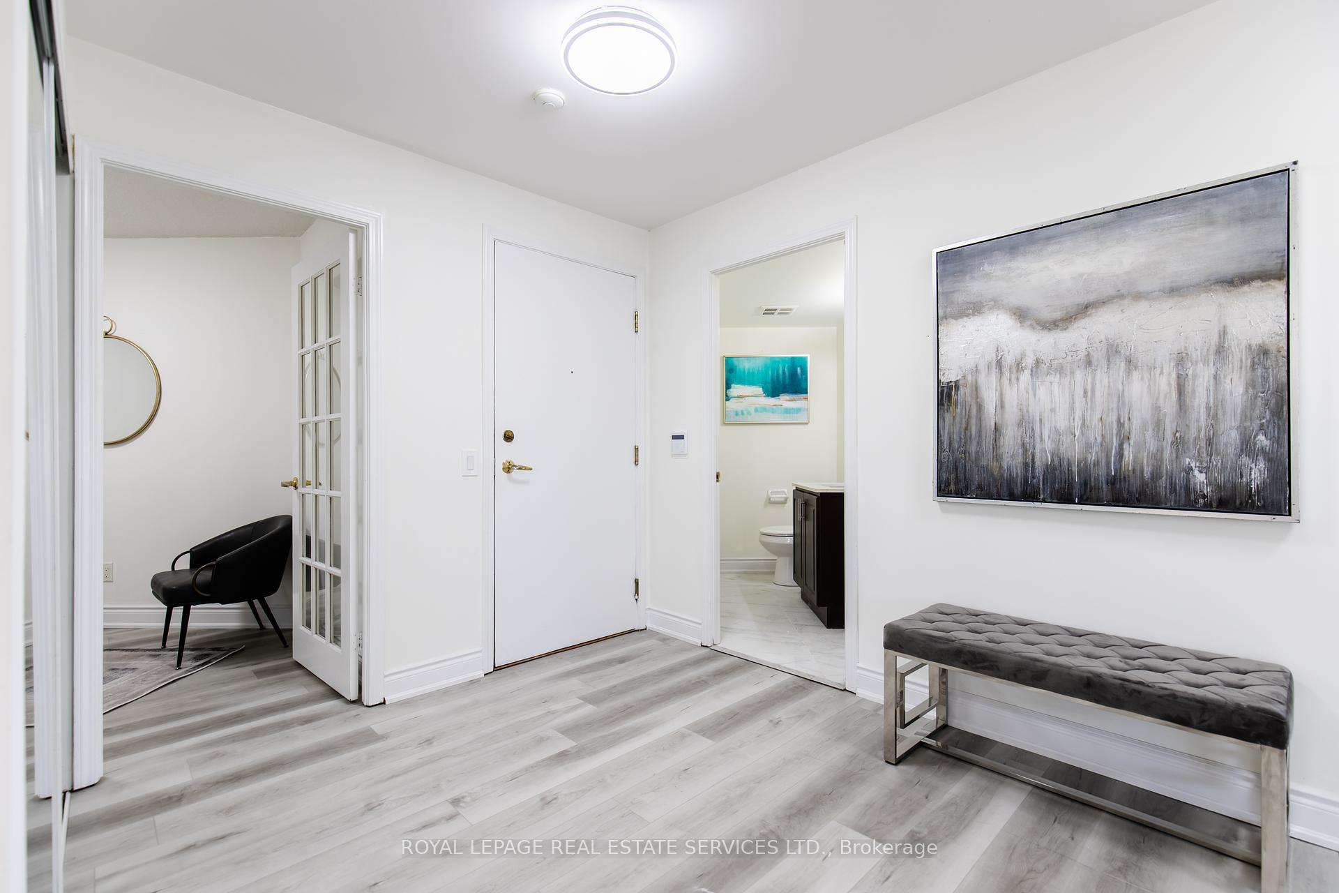 3 Bedrooms Condo at 25 Kingsbridge Garden, Mississauga For sale