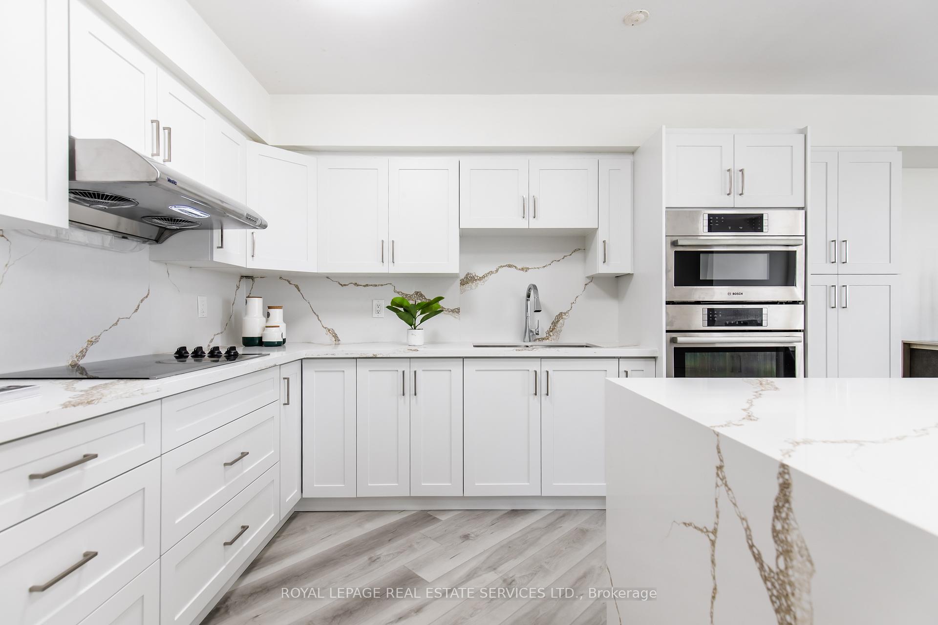 3 Bedrooms Condo at 25 Kingsbridge Garden, Mississauga For sale