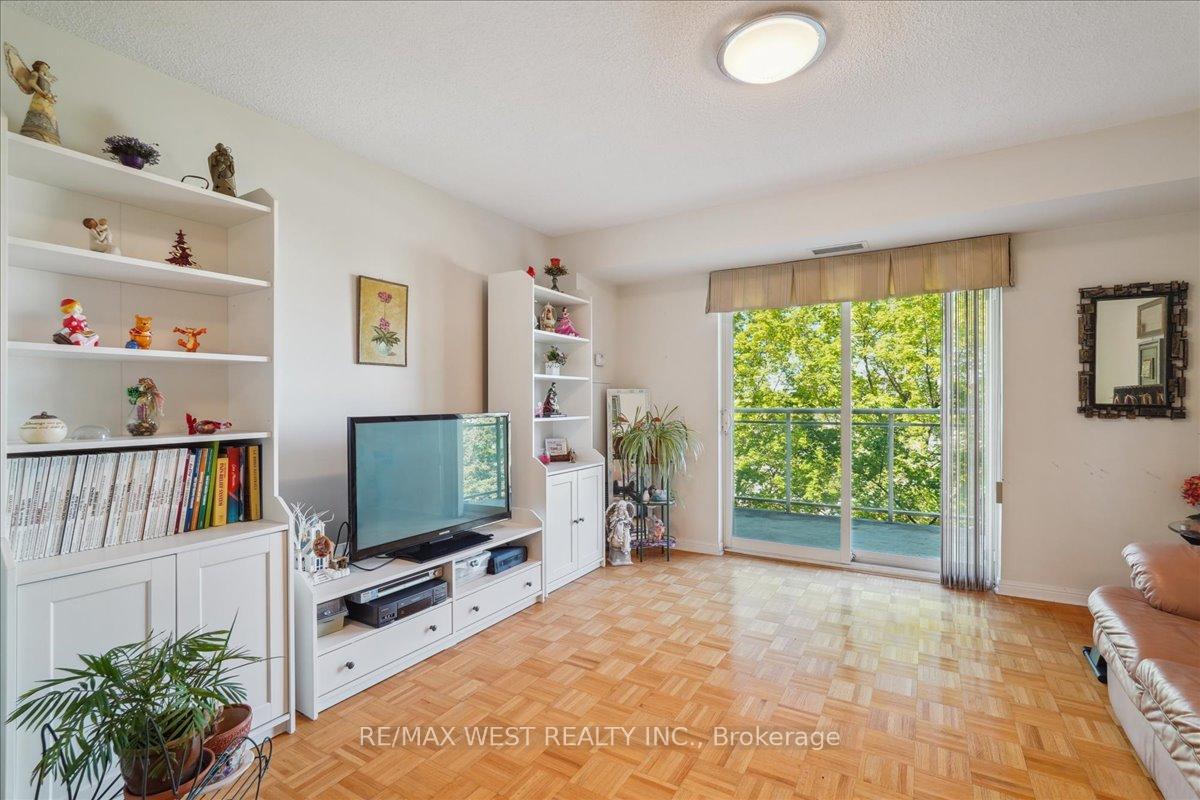 2 Bedrooms Condo at 2502 Rutherford, Vaughan For sale