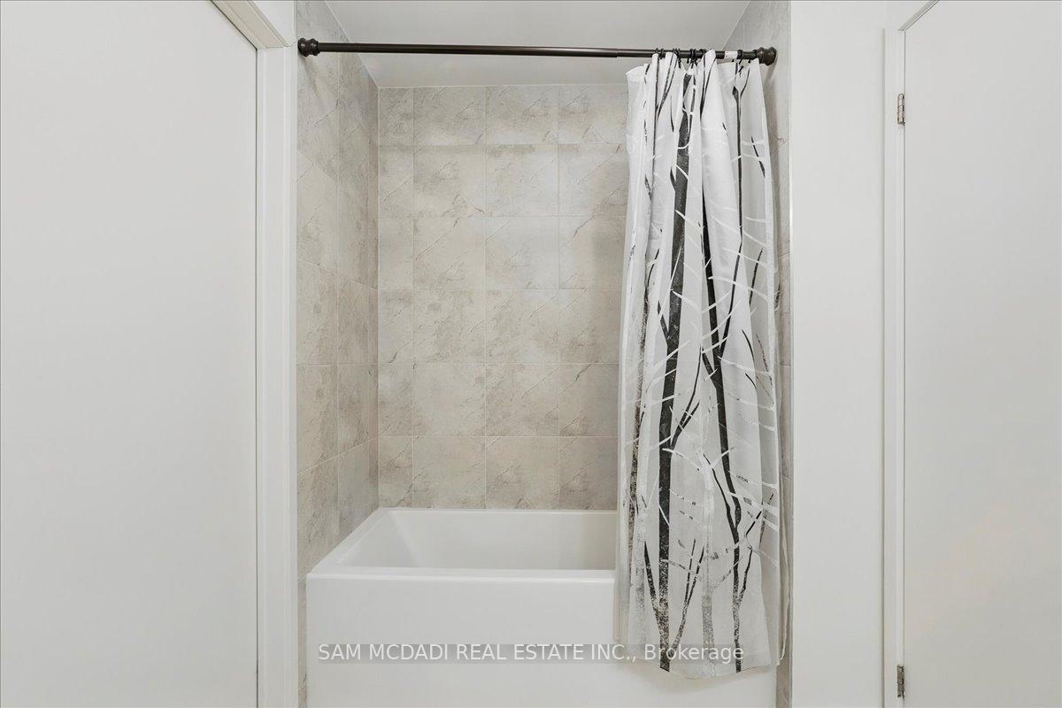 2 Bedrooms Condo at 210 Sabina Dr, Oakville For sale