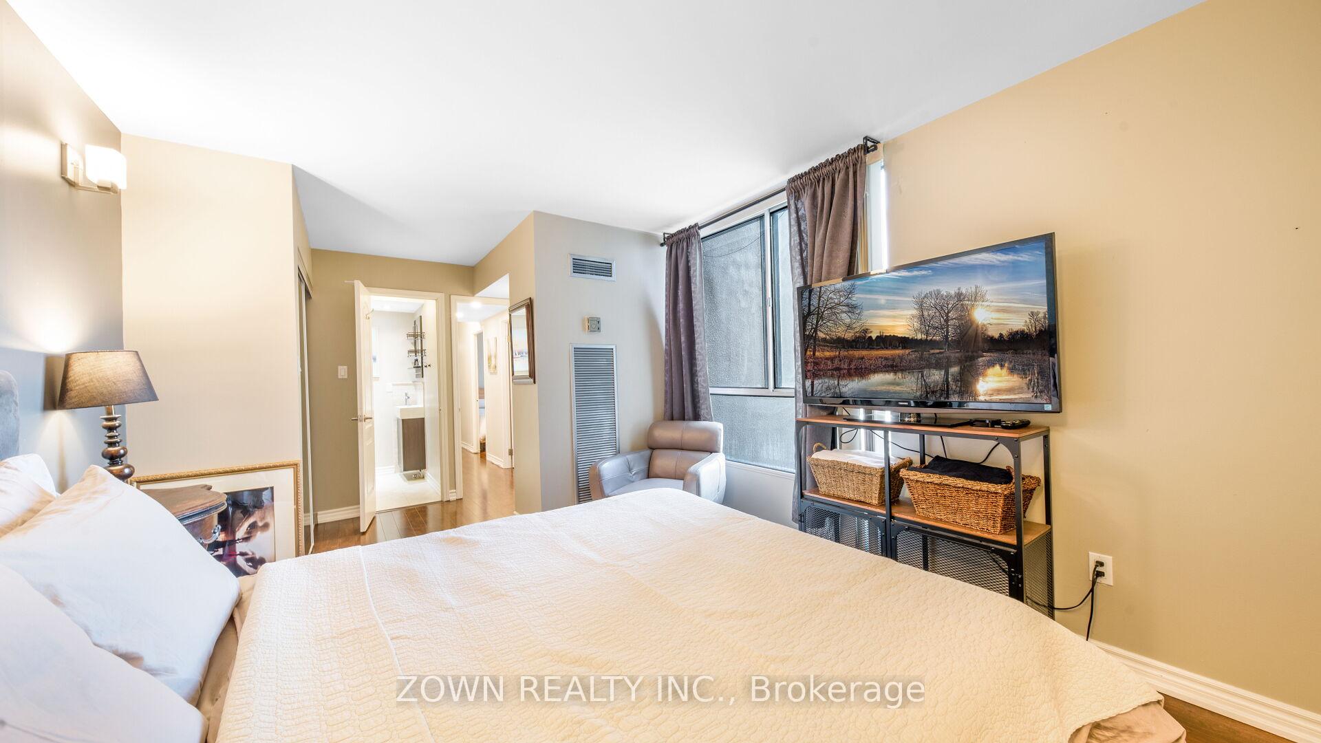 4 Bedrooms Condo at 10 Martha Eaton, Toronto For sale