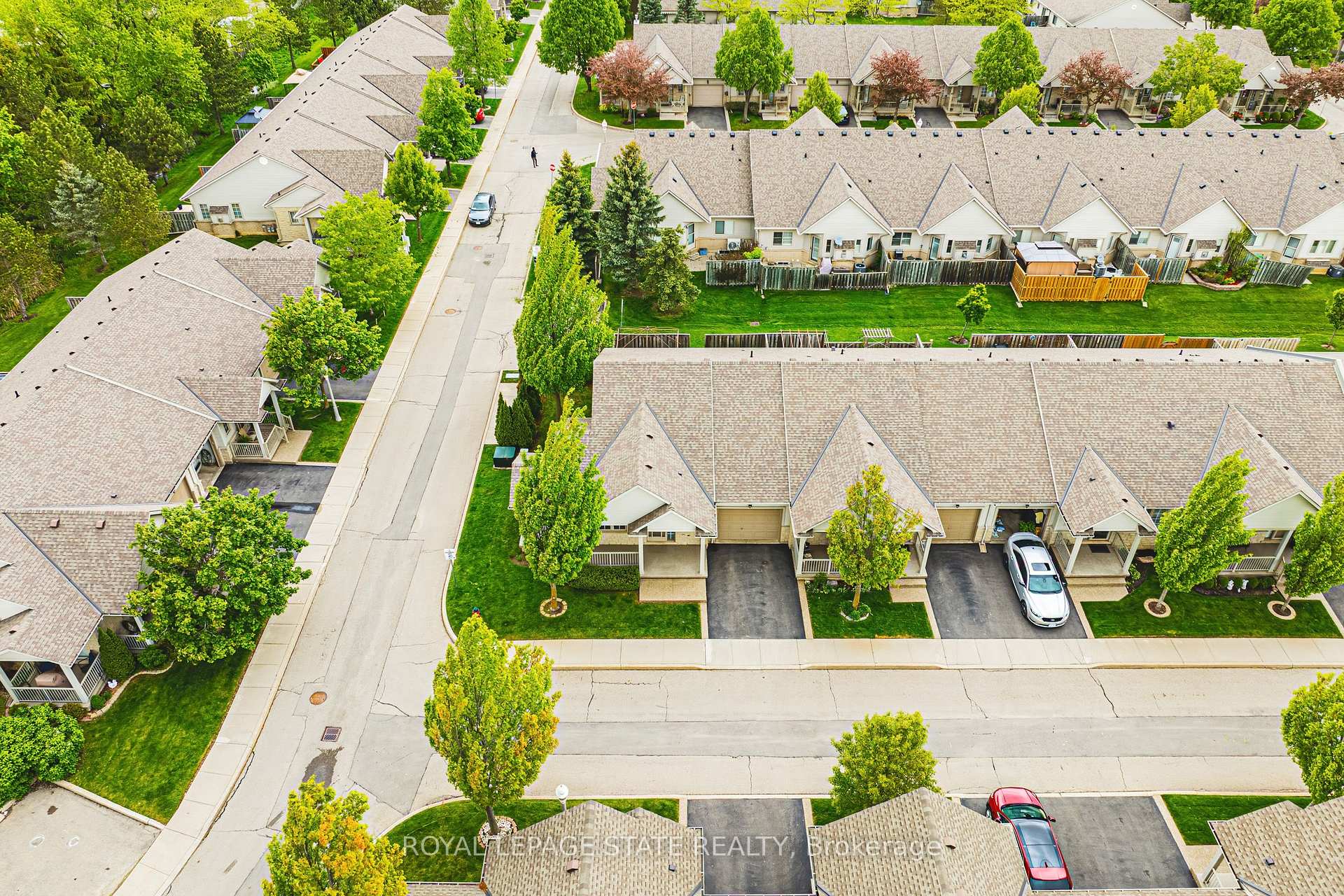 2 Bedrooms Condo at 130 Southbrook, Hamilton For sale