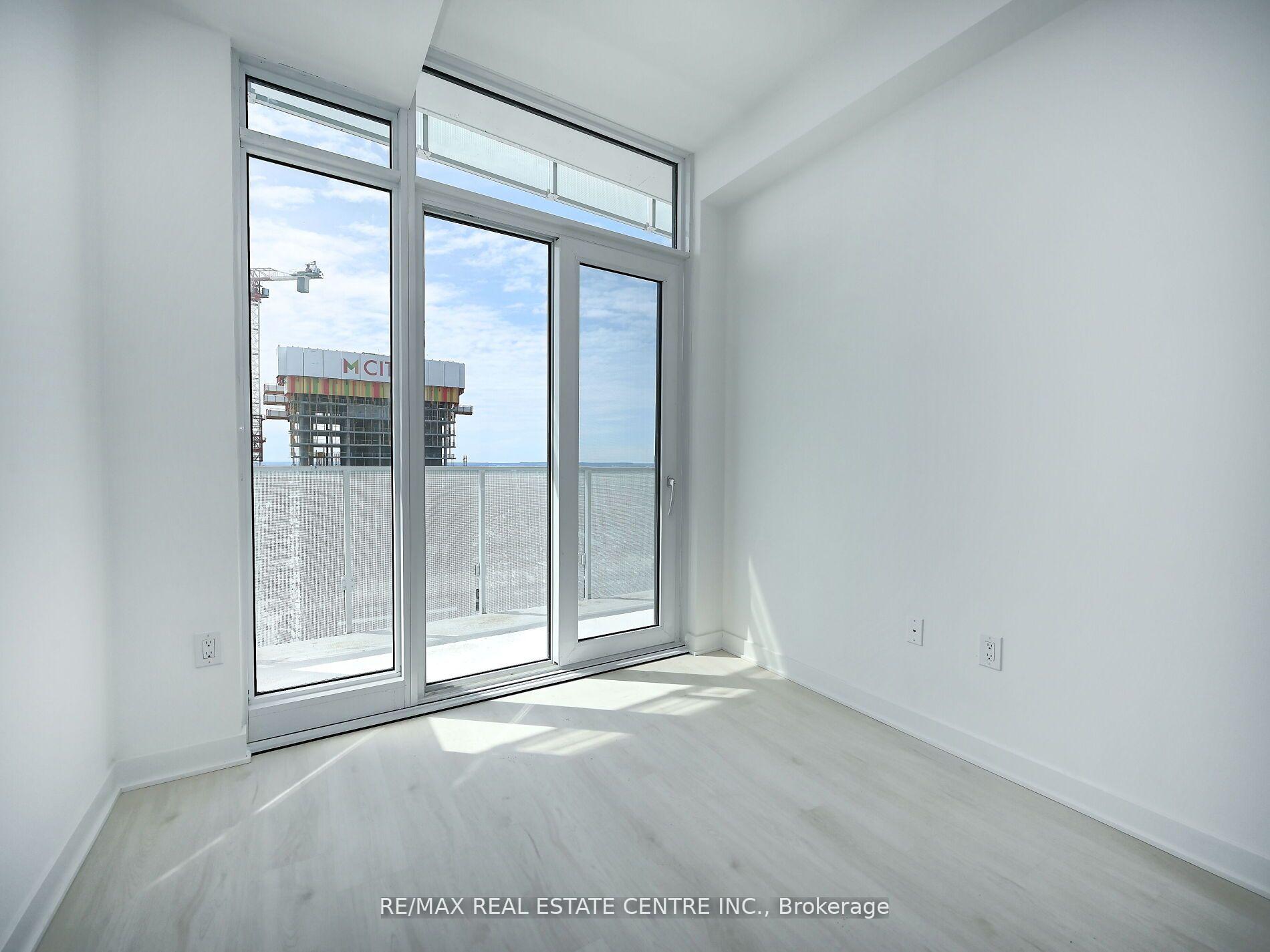 3 Bedrooms Condo at 3900 Confederation, Mississauga For sale