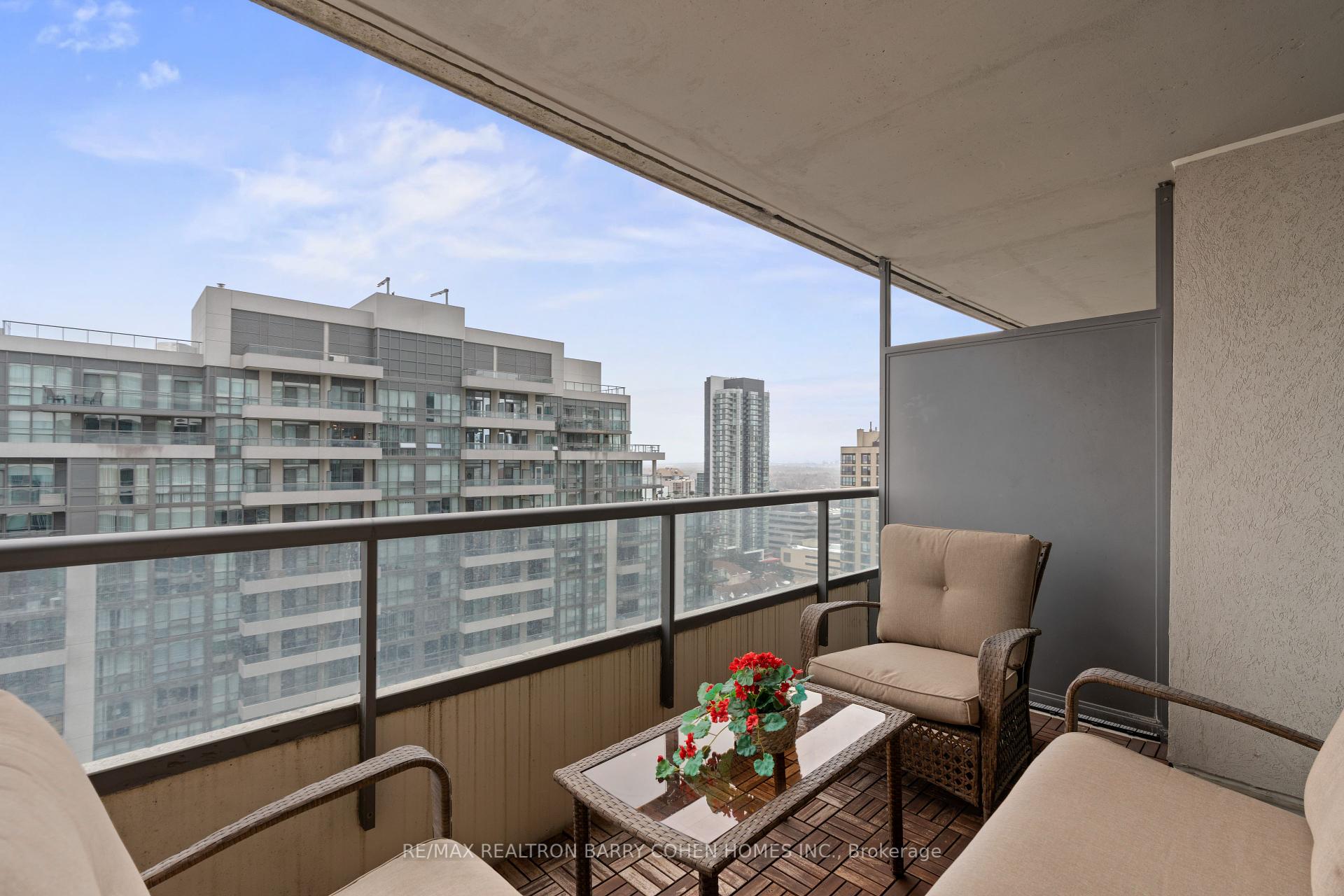 3 Bedrooms Condo at 23 Hollywood,  Toronto For sale