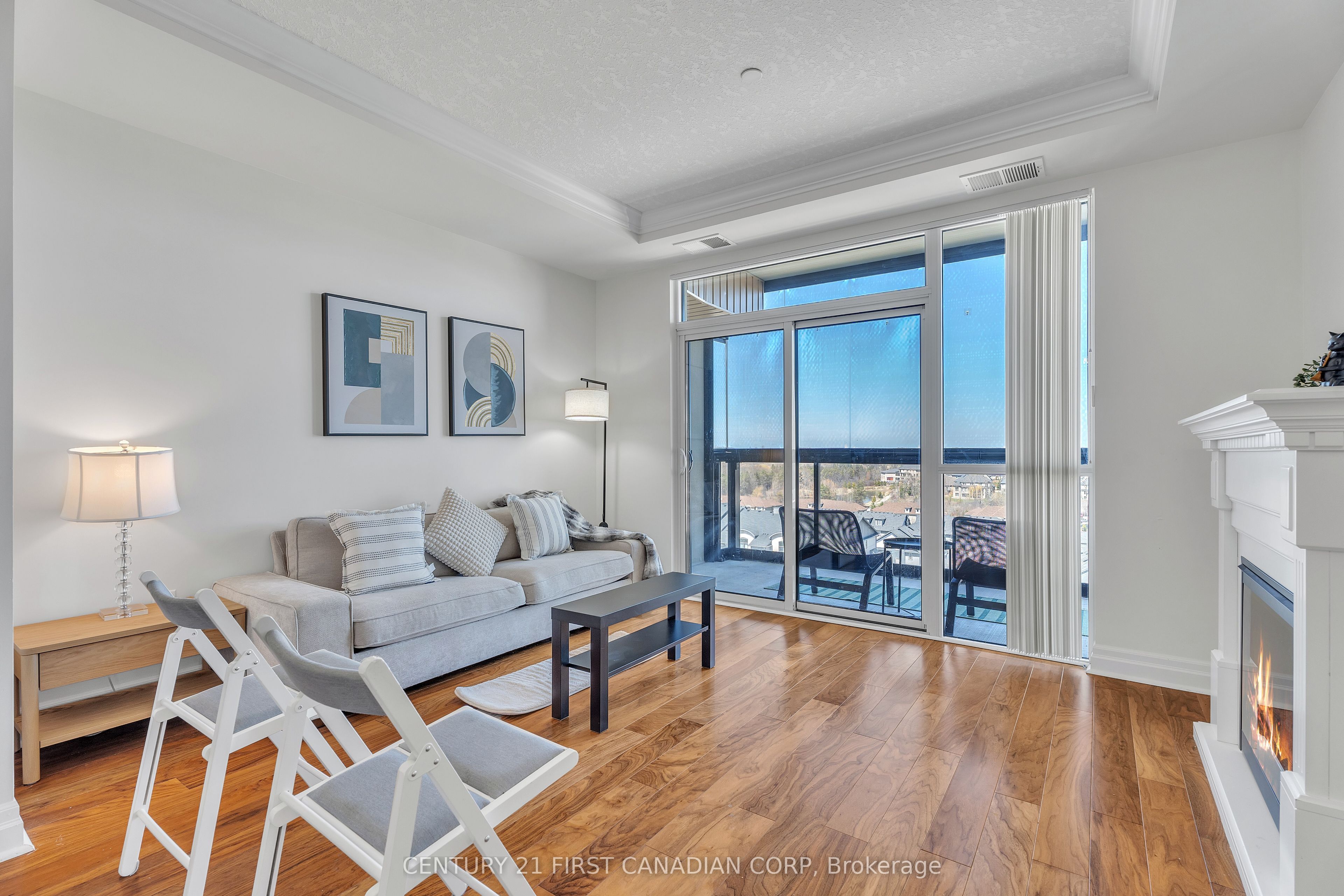 240 Villagewalk Boulevard, #812