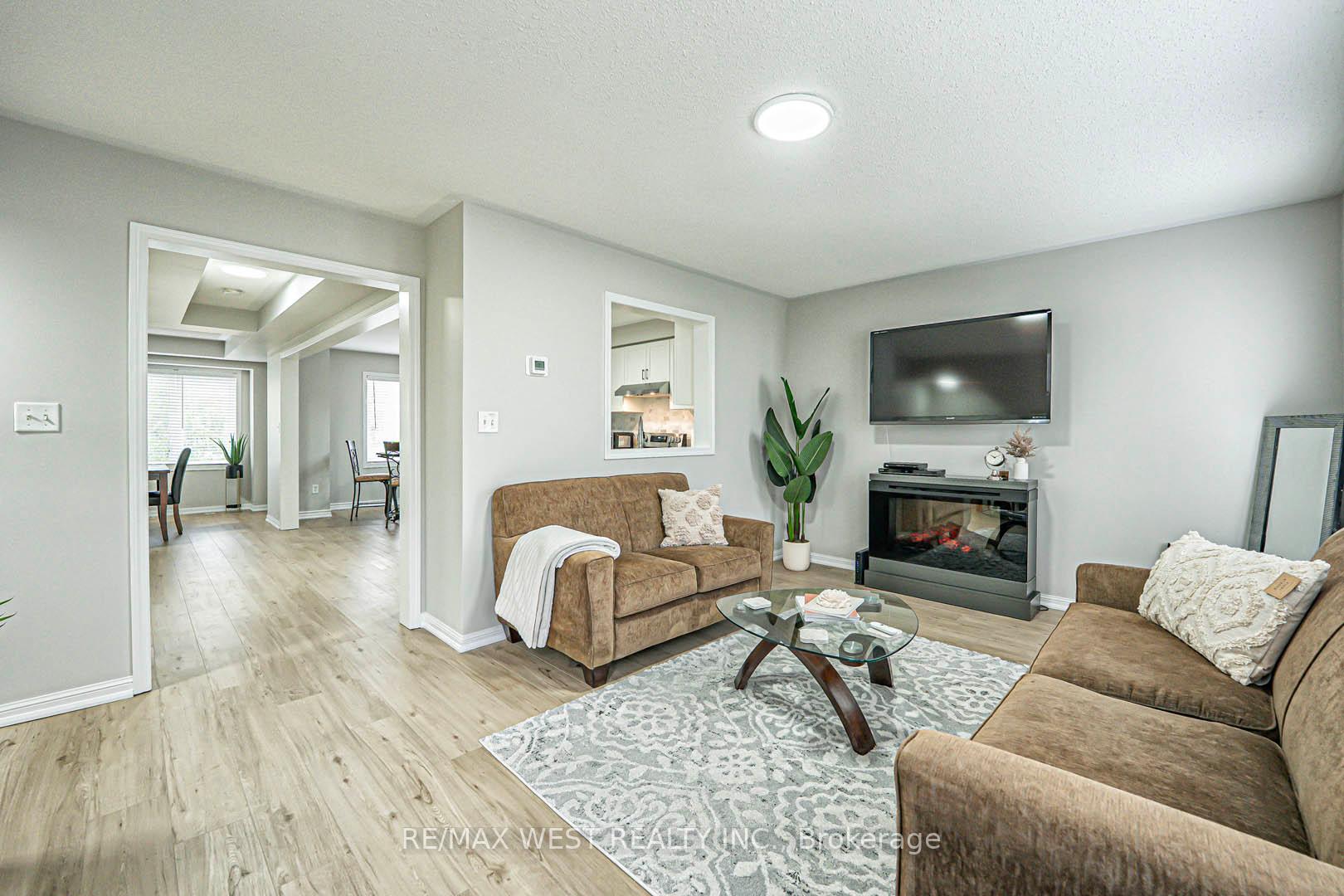 3 Bedrooms Condo at 3050 Rotary, Burlington For sale