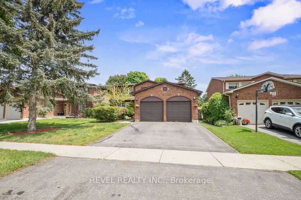 12 Robinson Crescent, Whitby, ON L1N 6W5