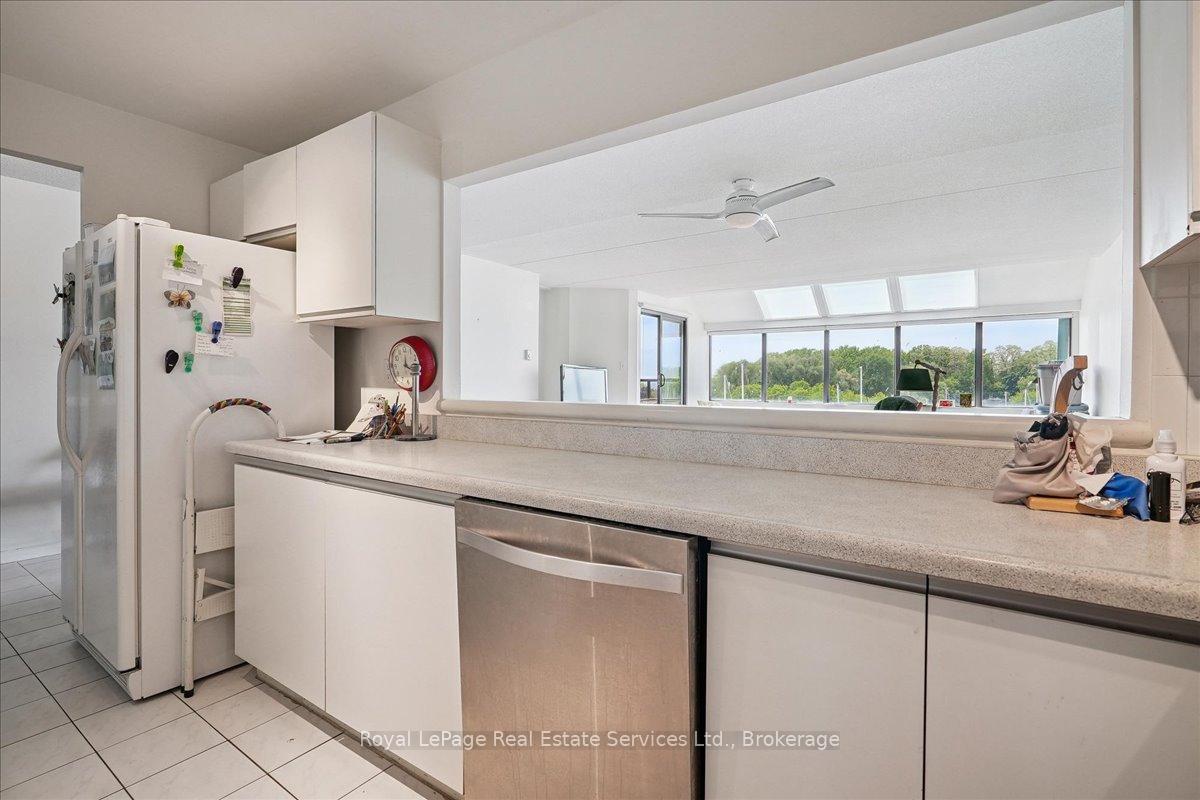 2 Bedrooms Condo at 100 Bronte, Oakville For sale