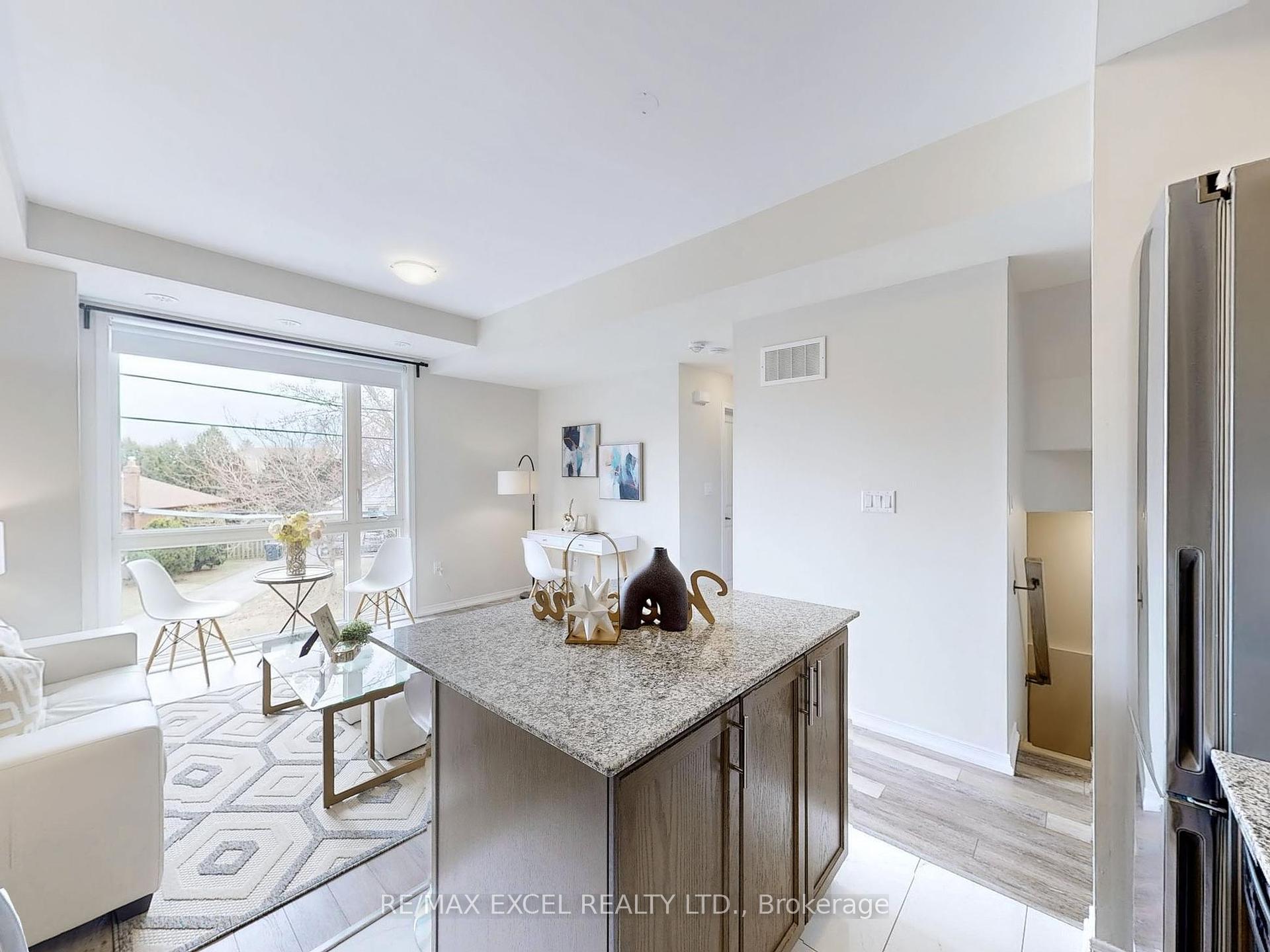 2 Bedrooms Condo at 24 Fieldway,  Toronto For sale