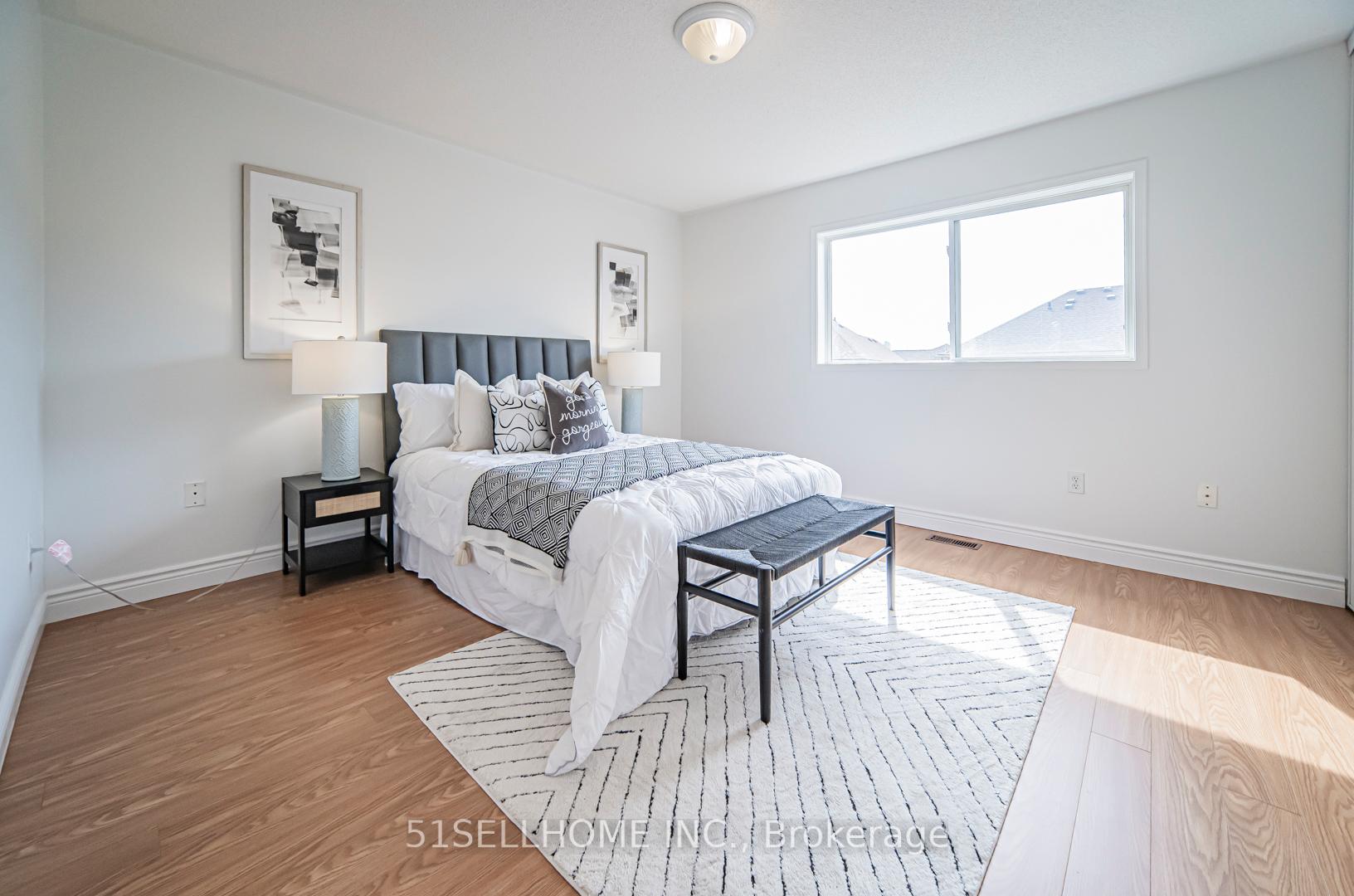 4 Bedrooms Condo at 858 Scollard,  Mississauga For sale