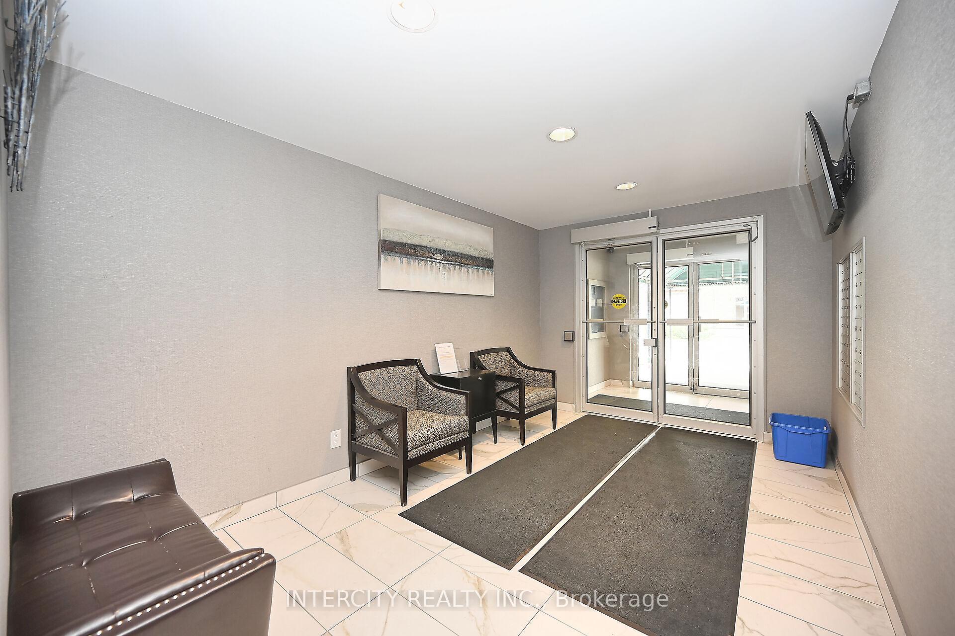 3 Bedrooms Condo at 32 Tannery, Mississauga For sale
