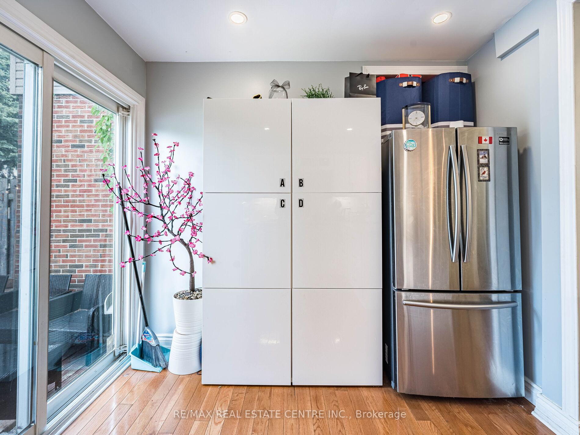 5 Bedrooms Condo at 34 San Roberto, Toronto For sale