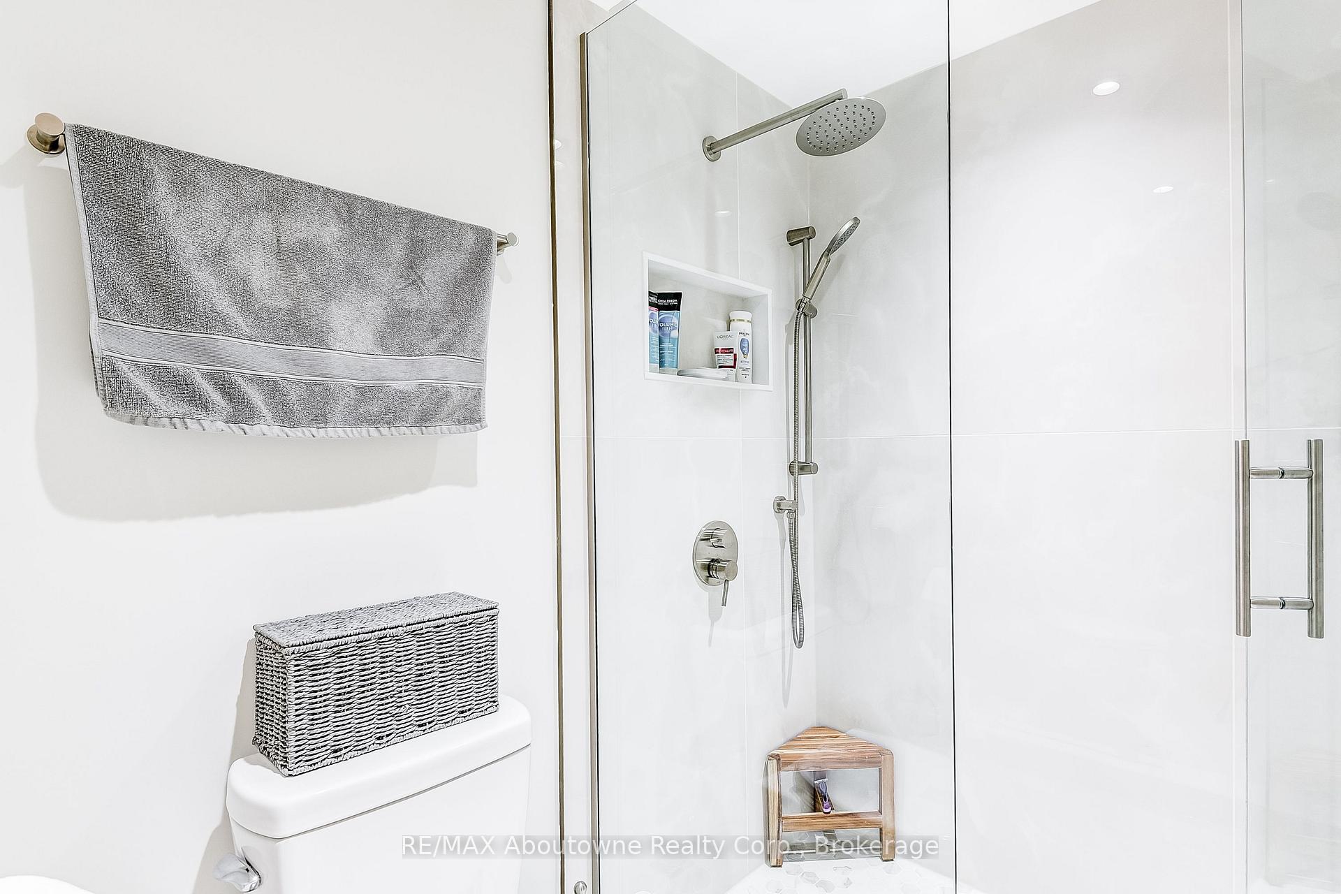 2 Bedrooms Condo at 2180 Marine, Oakville For sale