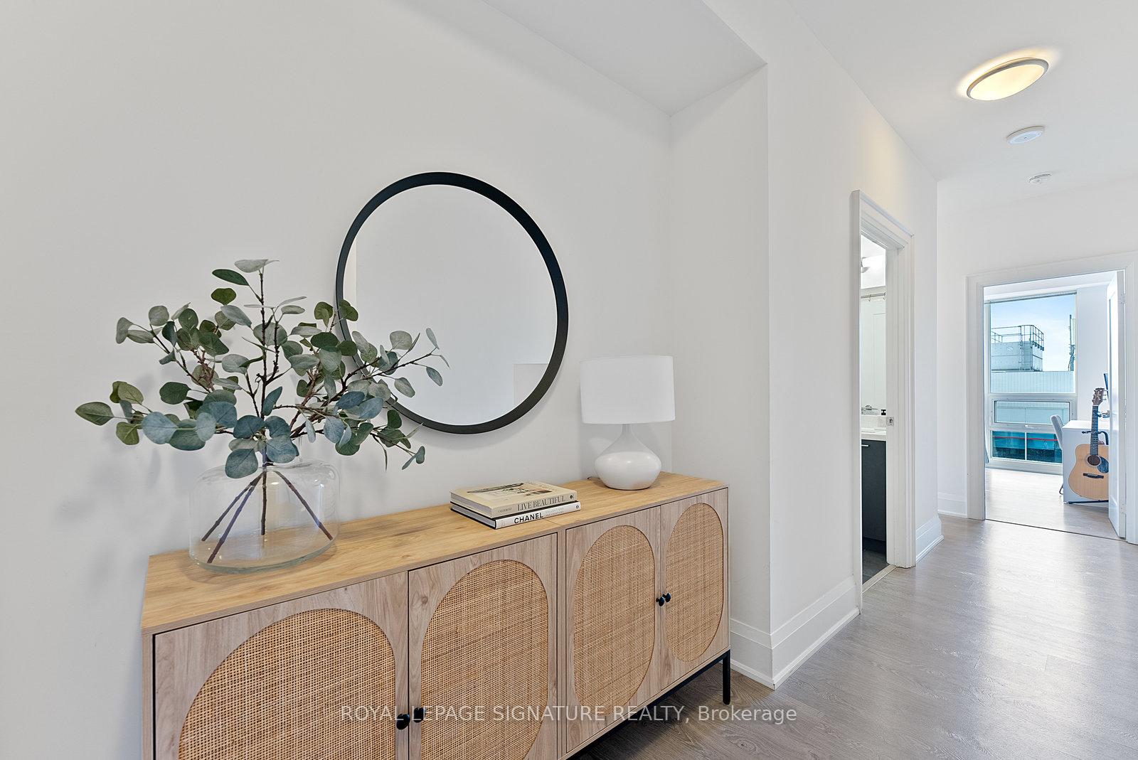 2 Bedrooms Condo at 30 Roehampton, Toronto For sale