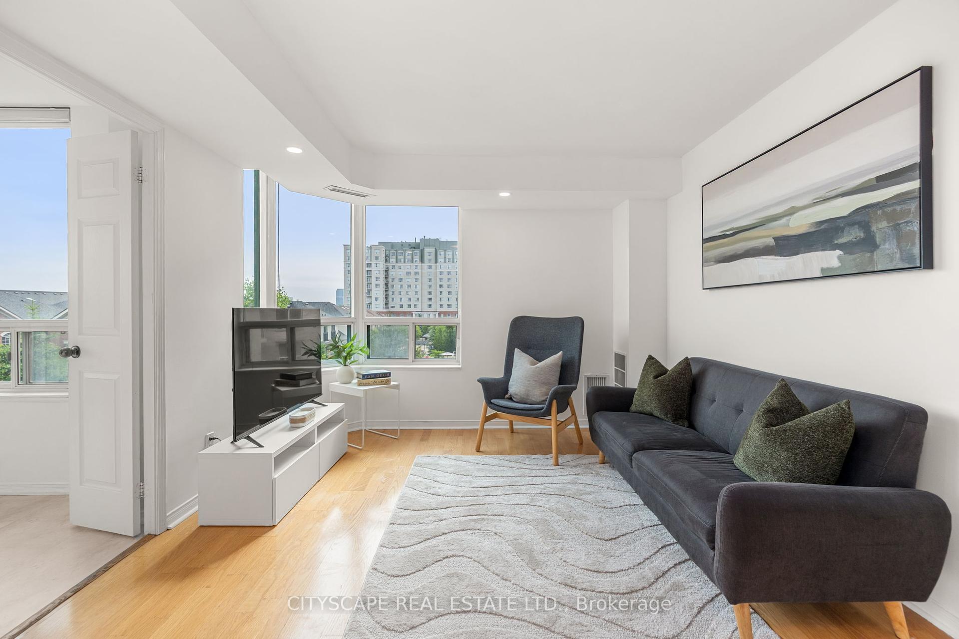 2 Bedrooms Condo at 5 Emerald, Vaughan For sale