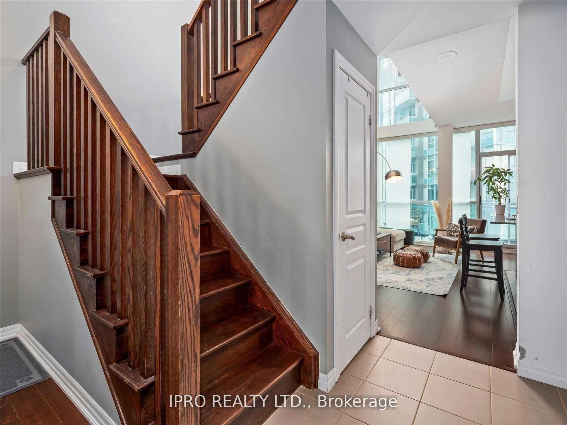 2 Bedrooms Condo at 223 Webb, Mississauga For sale