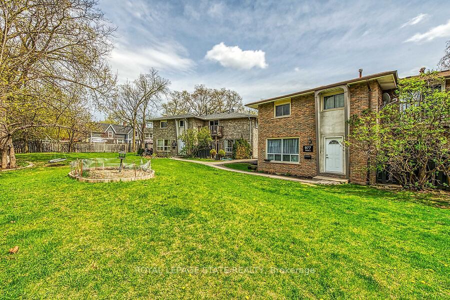 3 Bedrooms Condo at 977 Francis,  Burlington For sale