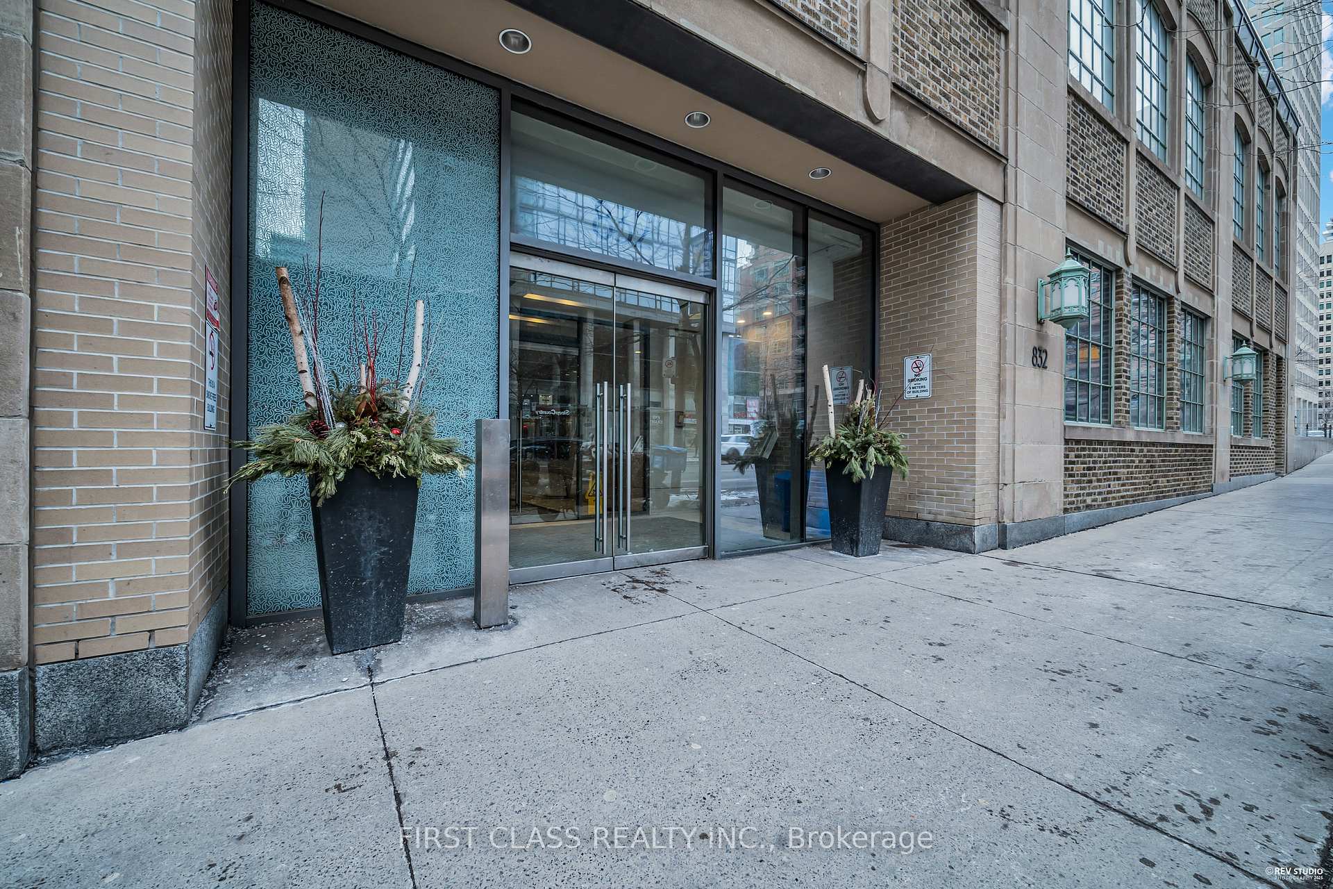 1 Bedroom Condo at 832 Bay,  Toronto For sale