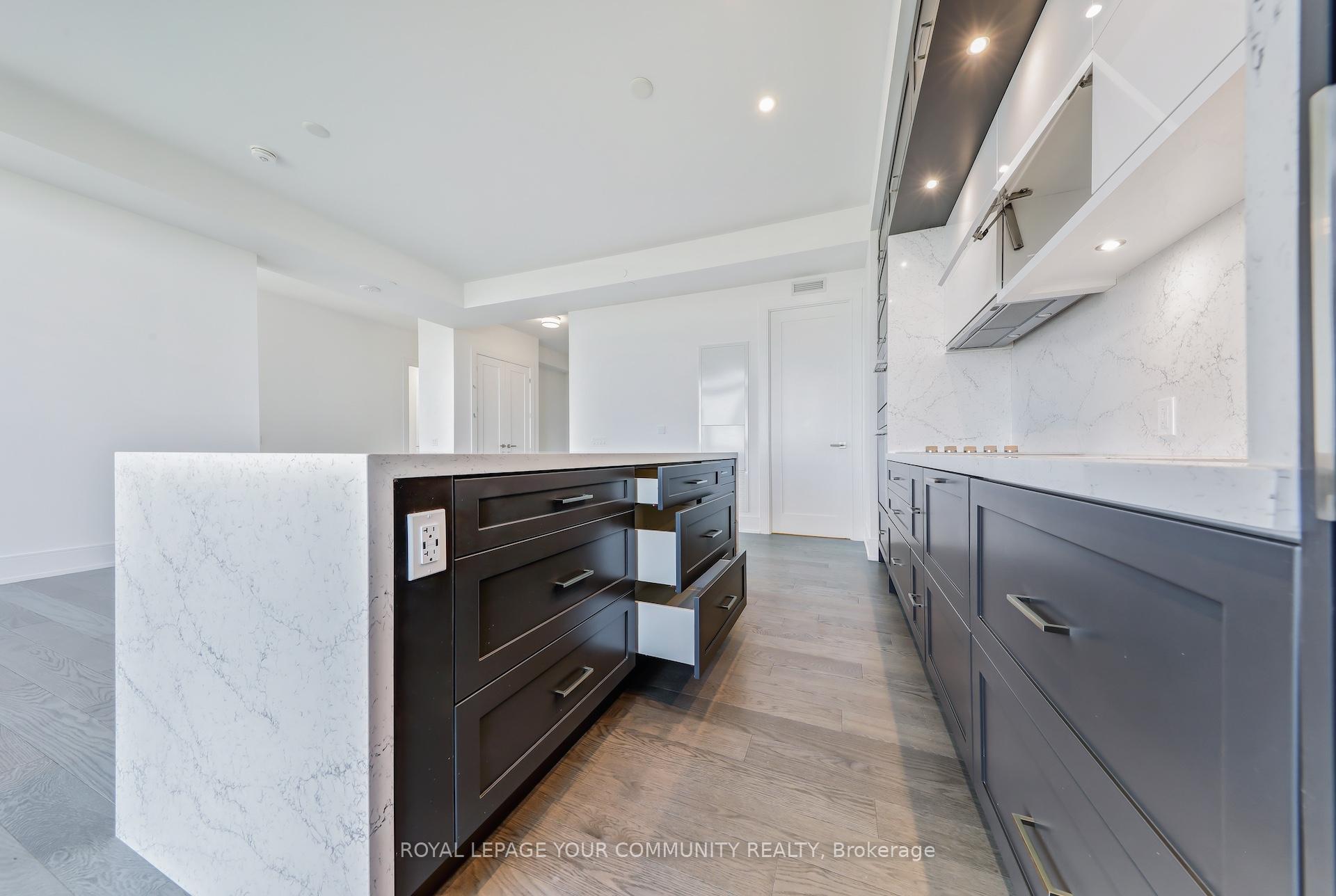 3 Bedrooms Condo at 10 Inn On The Park, Toronto For sale