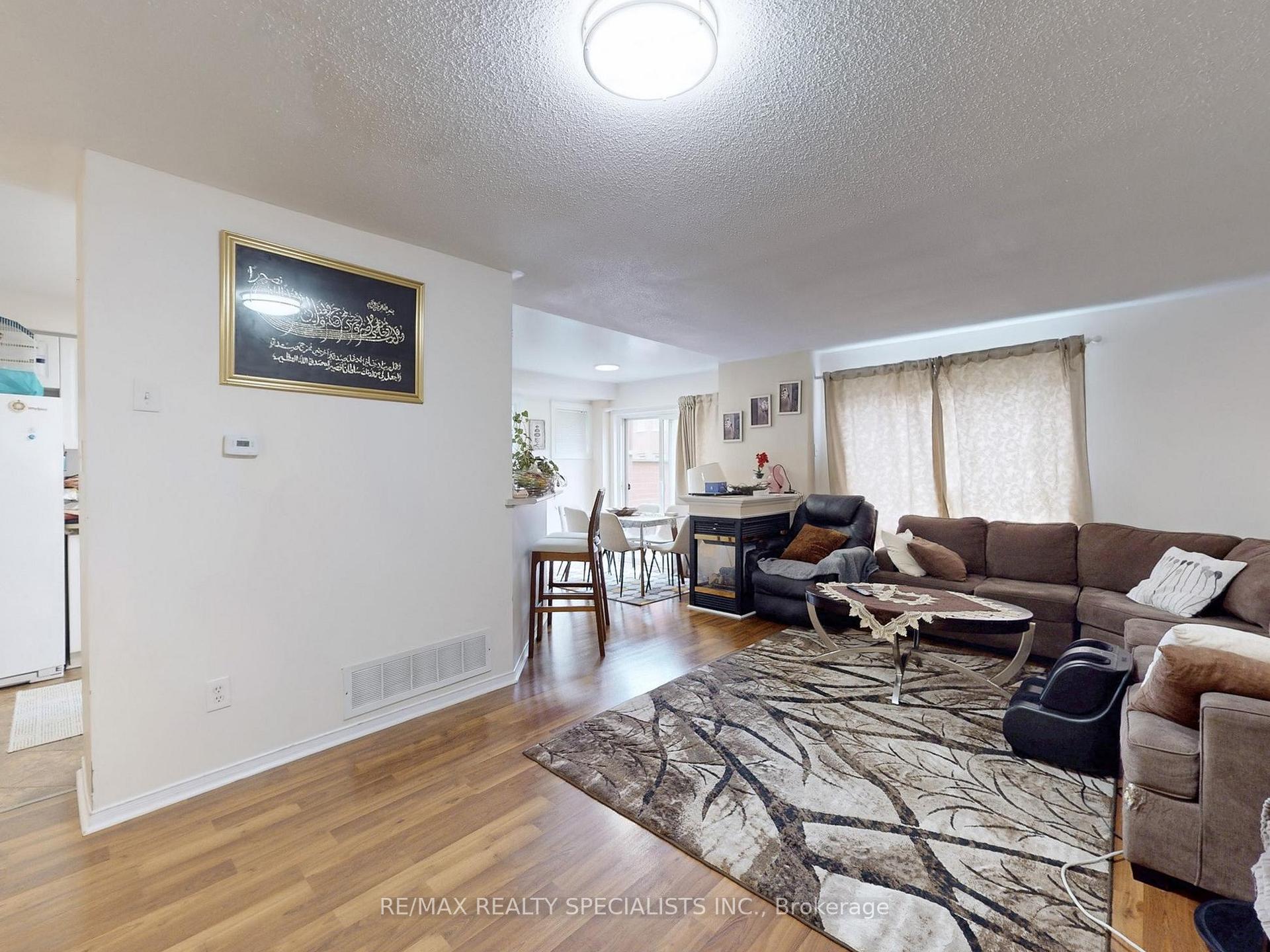 3 Bedrooms Condo at 5223 Fairford,  Mississauga For sale
