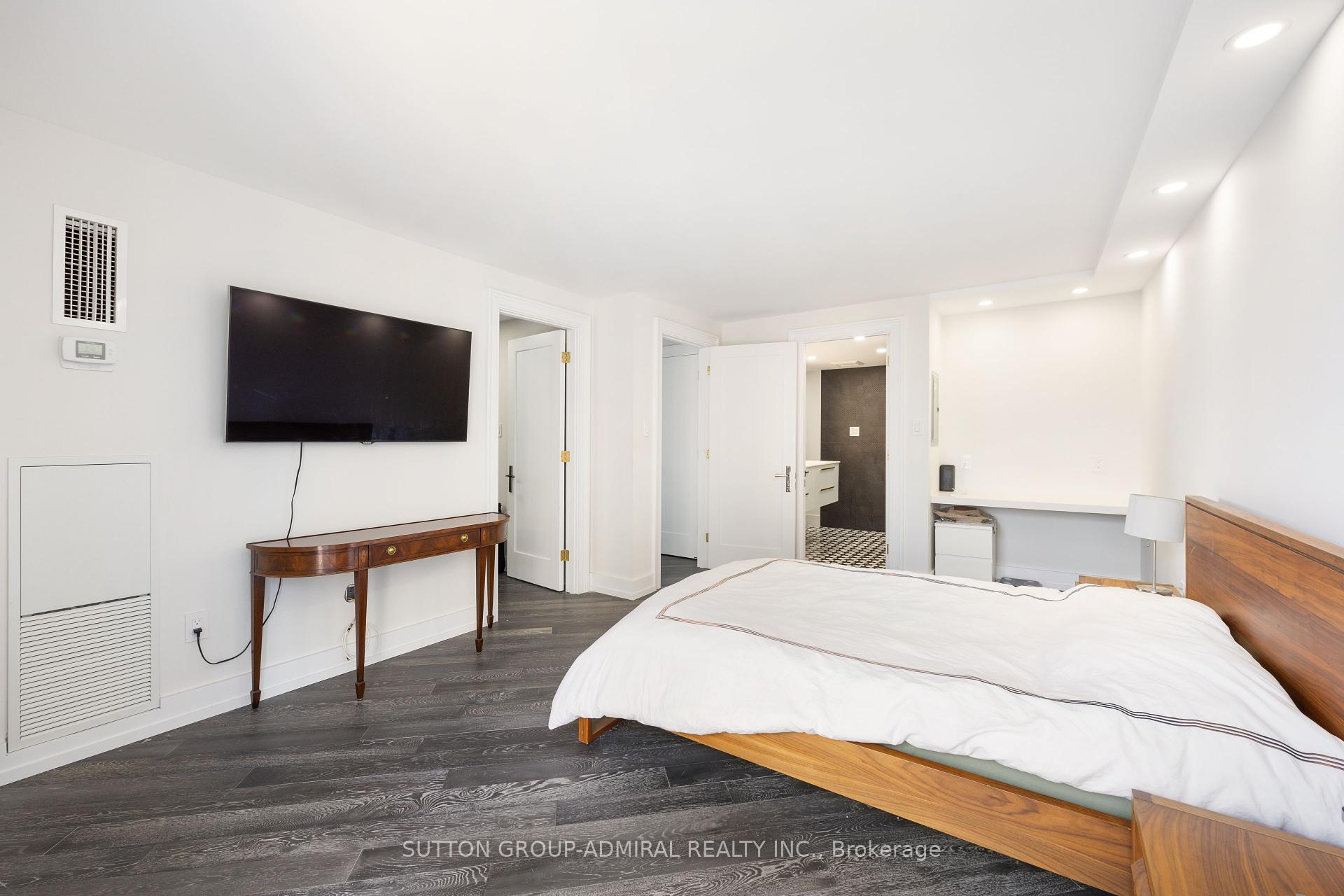 2 Bedrooms Condo at 131 Beecroft, Toronto For sale