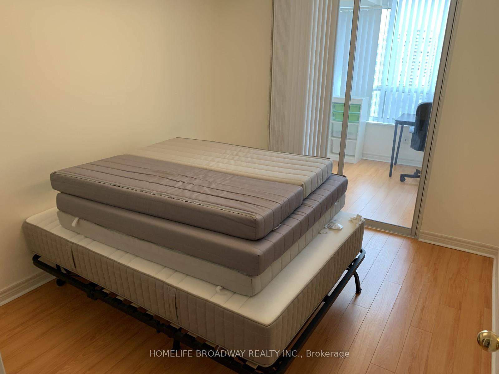 3 Bedrooms Condo at 18 Parkview,  Toronto For sale
