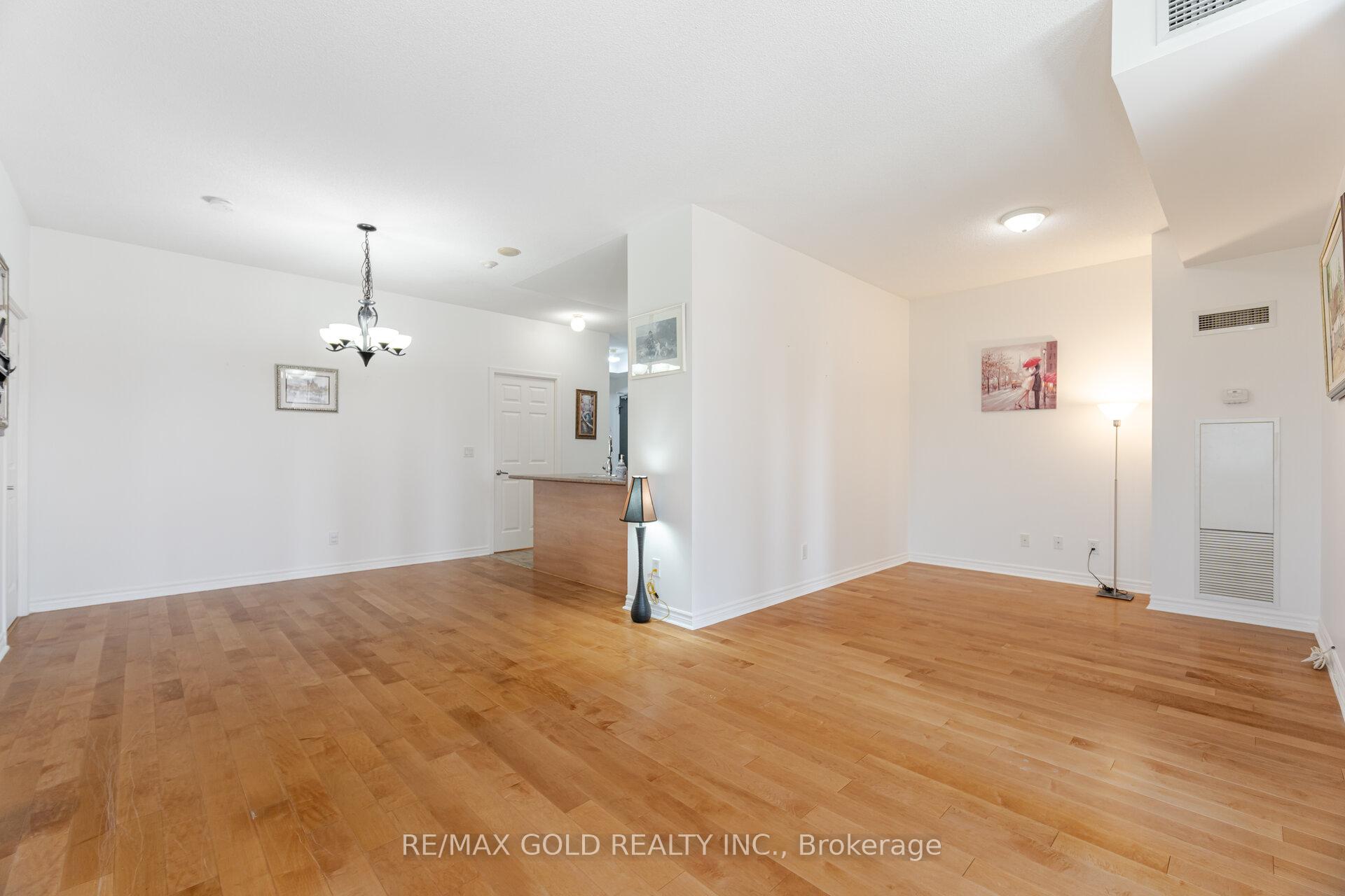 3 Bedrooms Condo at 388 Prince Of Wales, Mississauga For sale