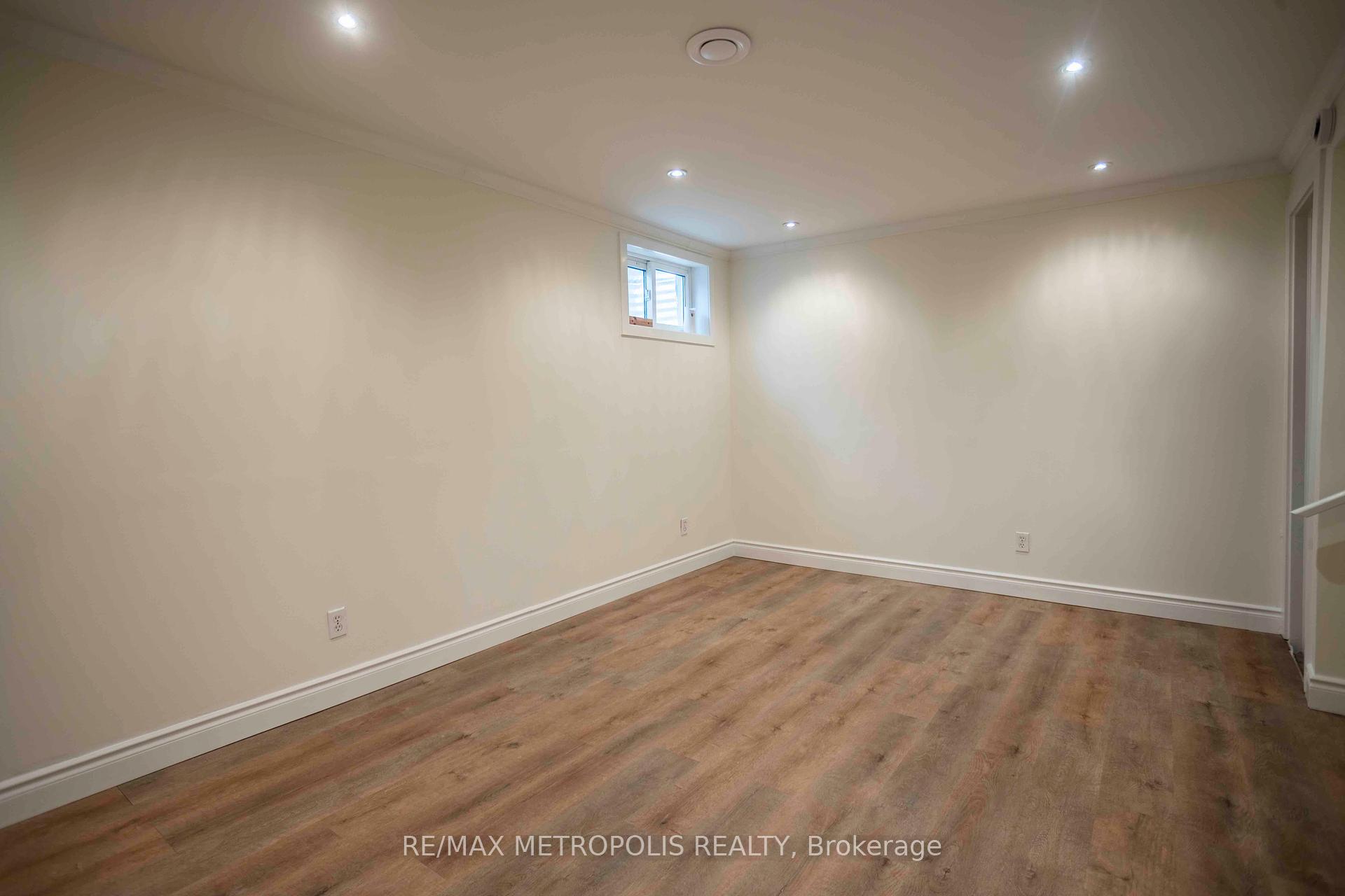 3 Bedrooms Condo at 11 Harrisford, Hamilton For sale
