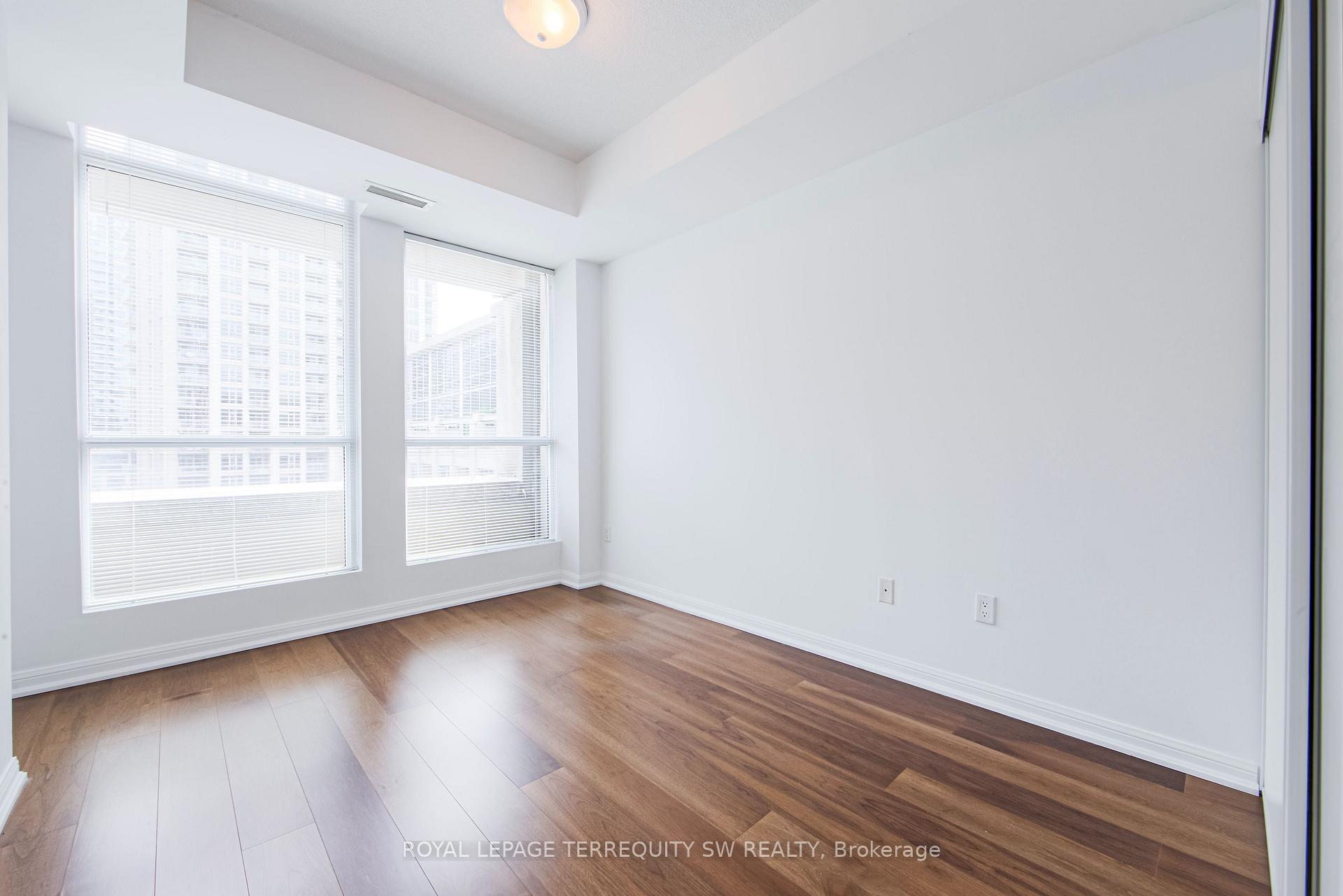 3 Bedrooms Condo at 628 Fleet, Toronto For sale