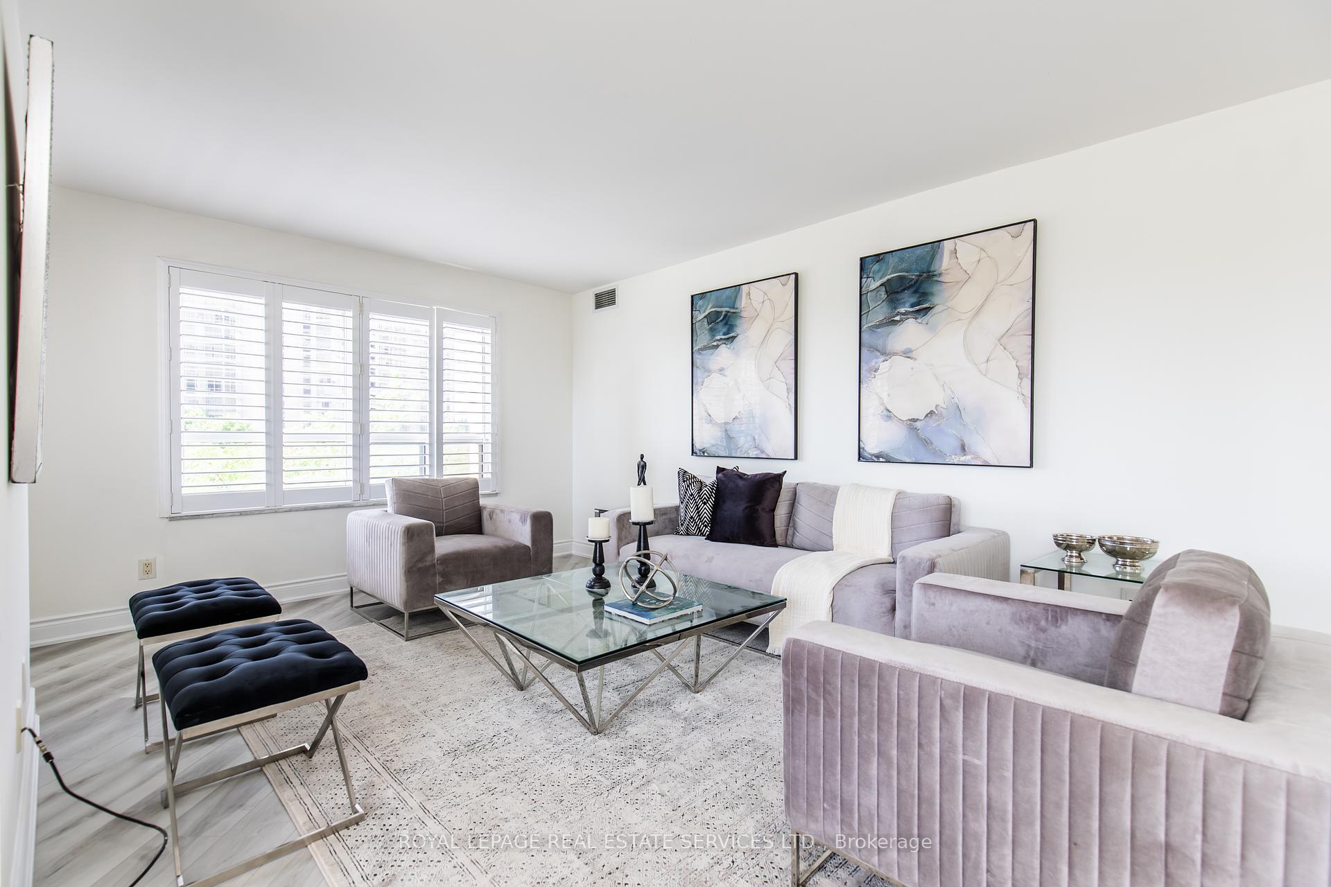 3 Bedrooms Condo at 25 Kingsbridge Garden, Mississauga For sale
