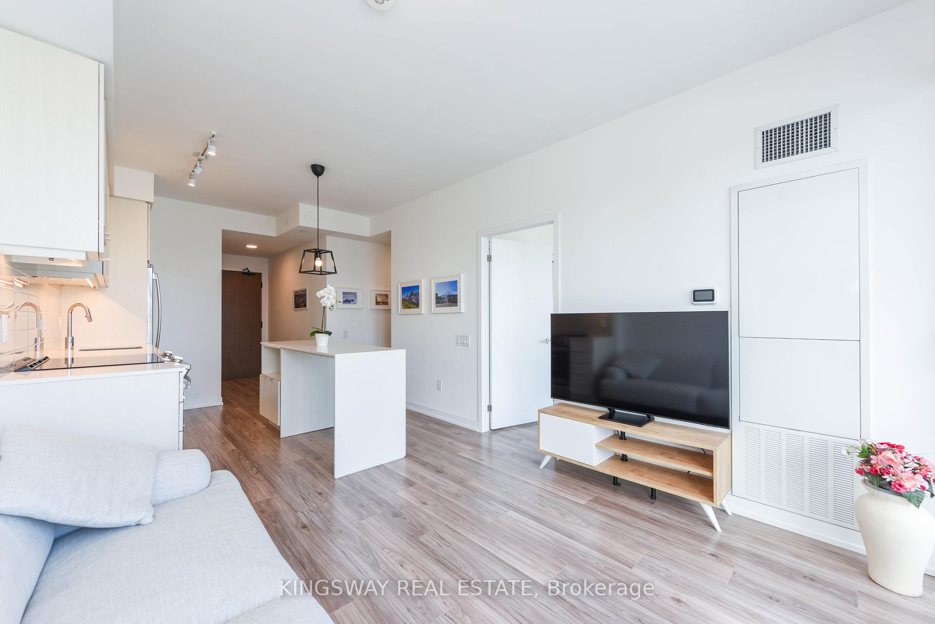 2 Bedrooms Condo at 4065 Confederation, Mississauga For sale