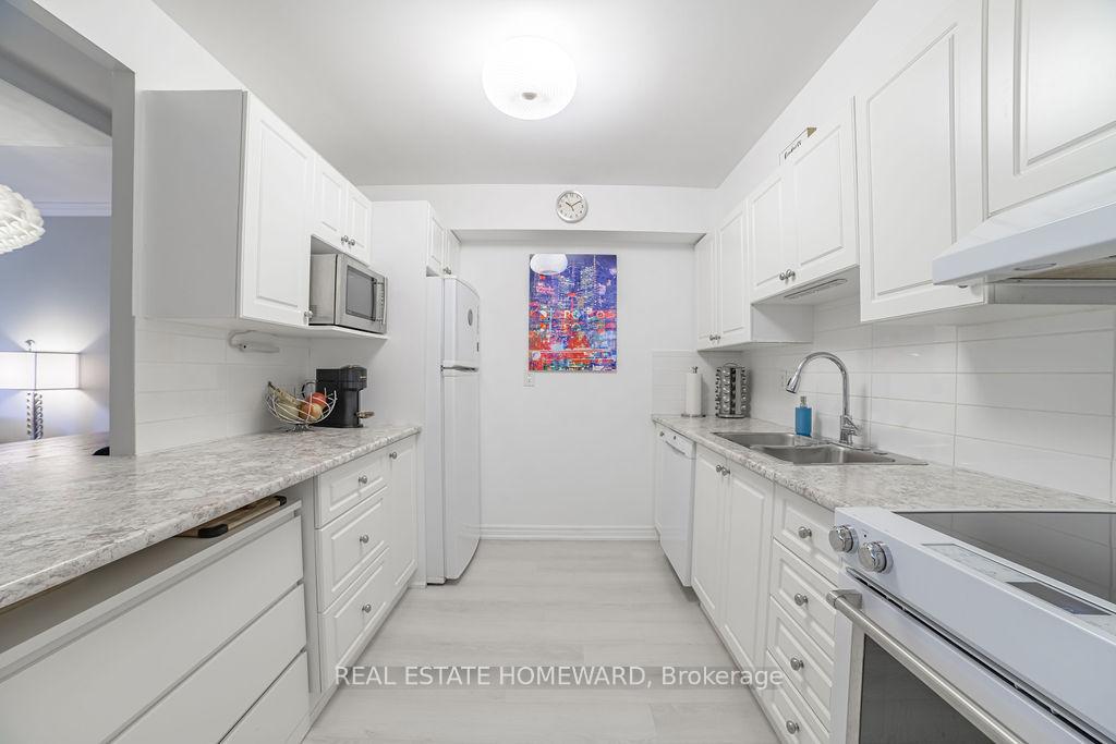3 Bedrooms Condo at 20 Fashion Roseway, Toronto For sale