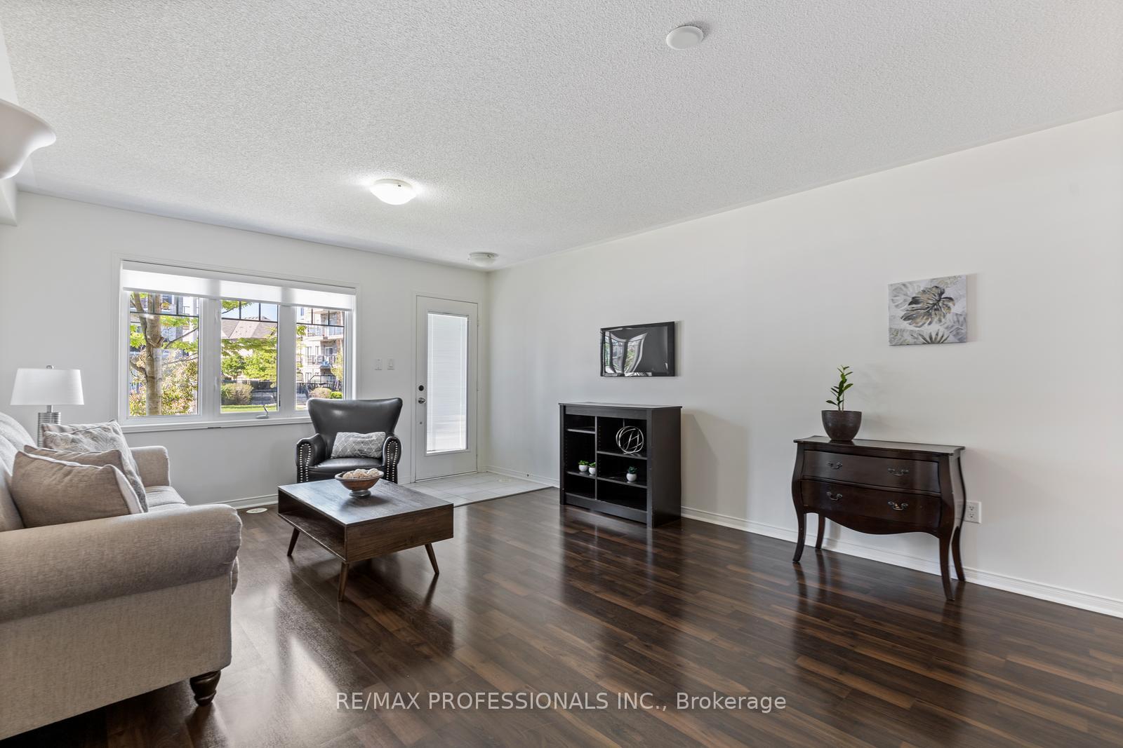 2 Bedrooms Condo at 3070 Thomas, Mississauga For sale